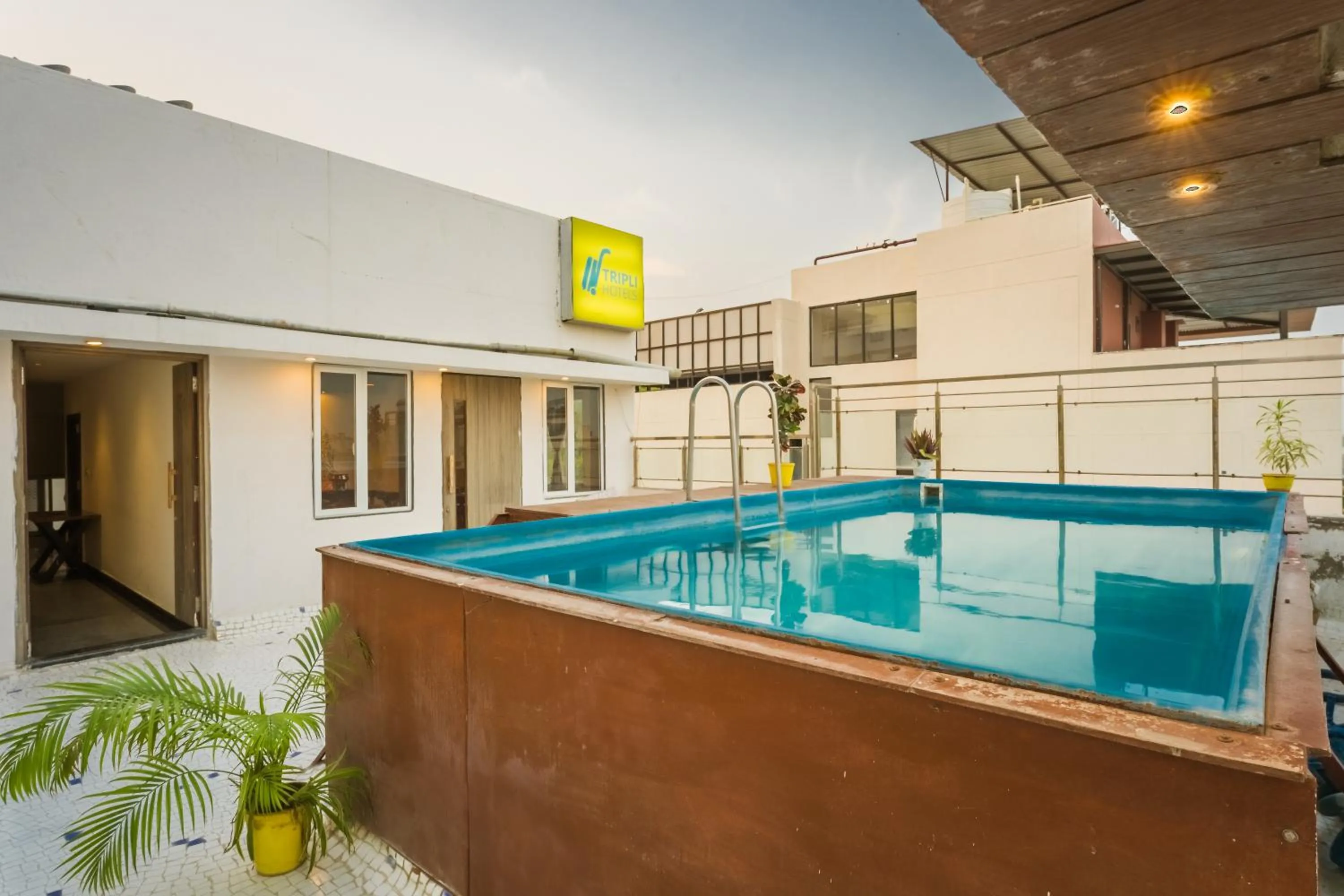 Swimming pool in Tripli Hotels Le Shelton