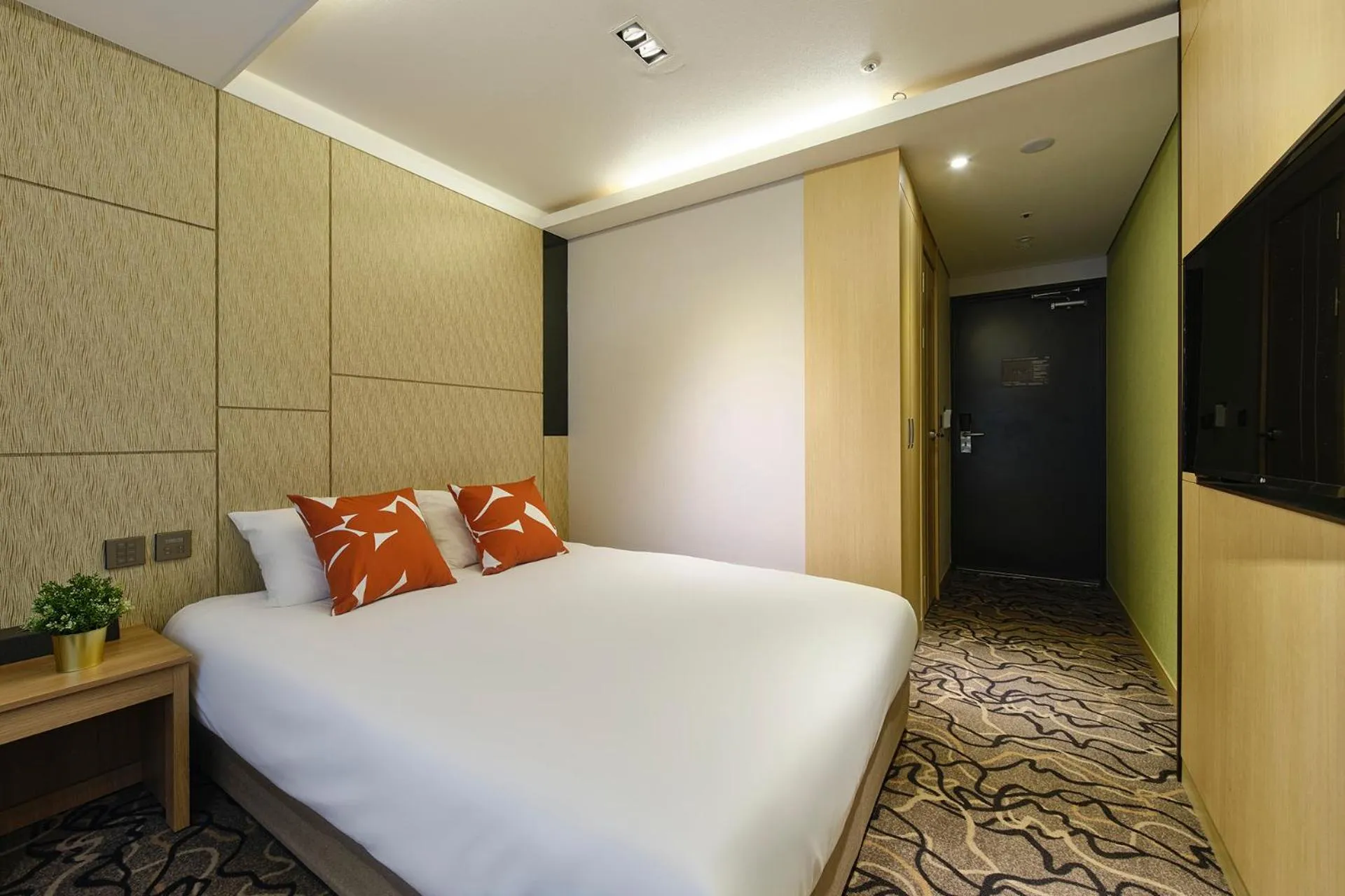 Photo of the whole room, Bed in Jeju Grace Hotel