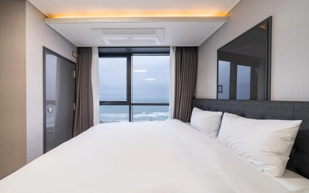 Bed in Songjeong Blue Castle Hotel