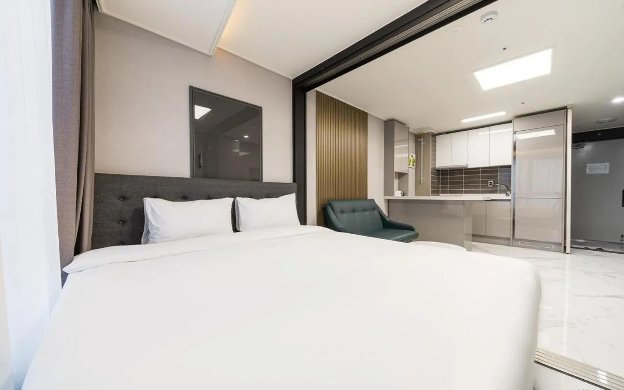 Bed in Songjeong Blue Castle Hotel