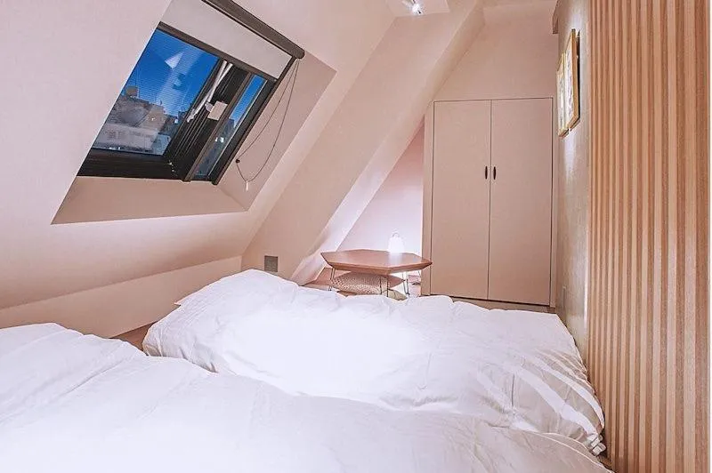 Bed in Asakusa Kaede 浅草楓