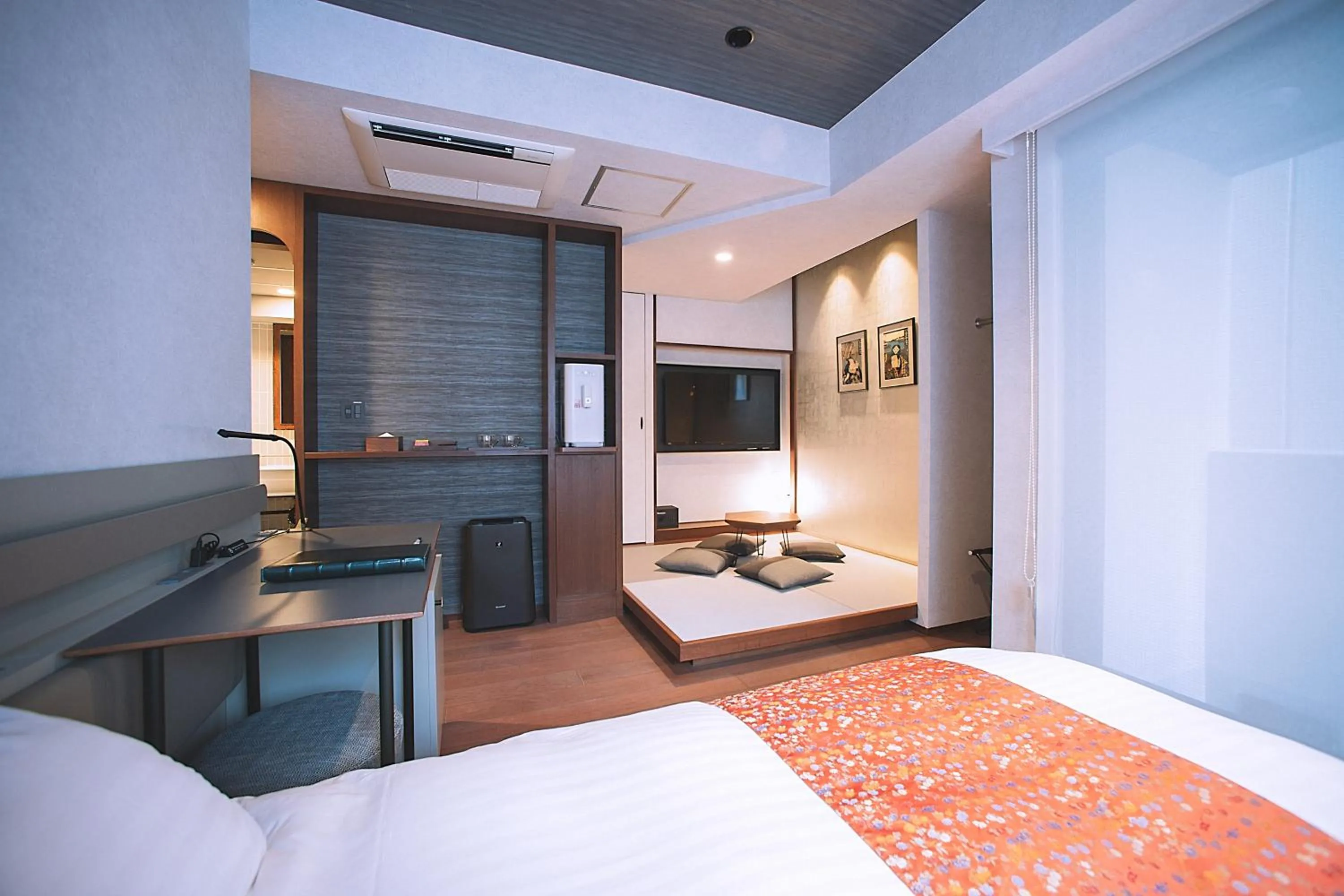 Photo of the whole room, Bed in Asakusa Kaede 浅草楓