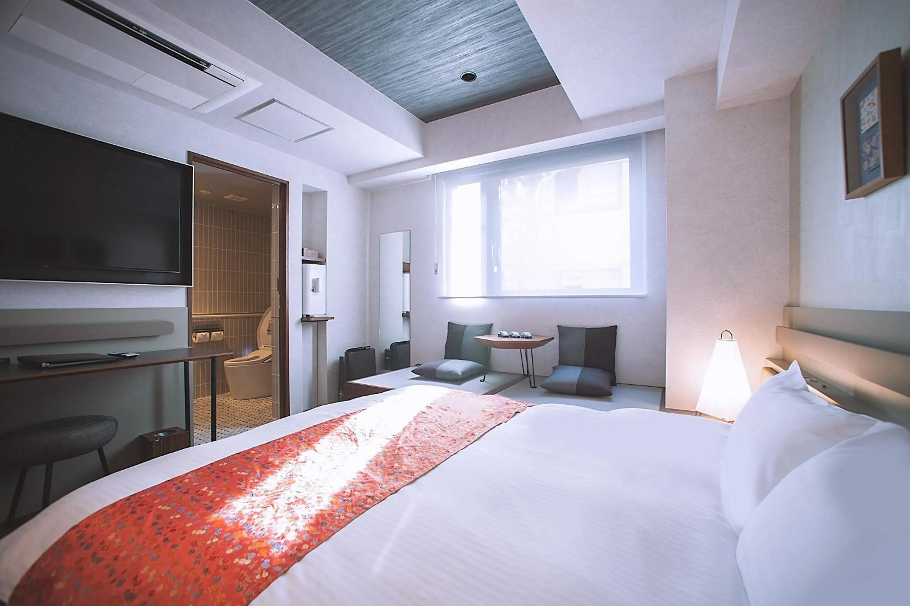 Photo of the whole room, Bed in Asakusa Kaede 浅草楓