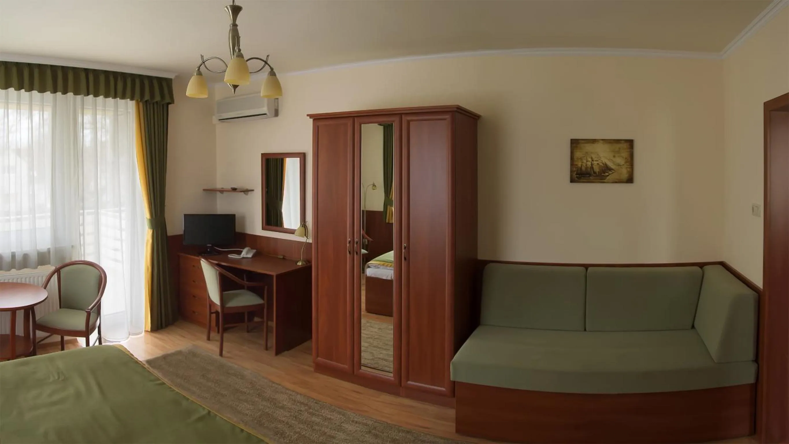 TV and multimedia, Bed in Apartman Bella Hotel