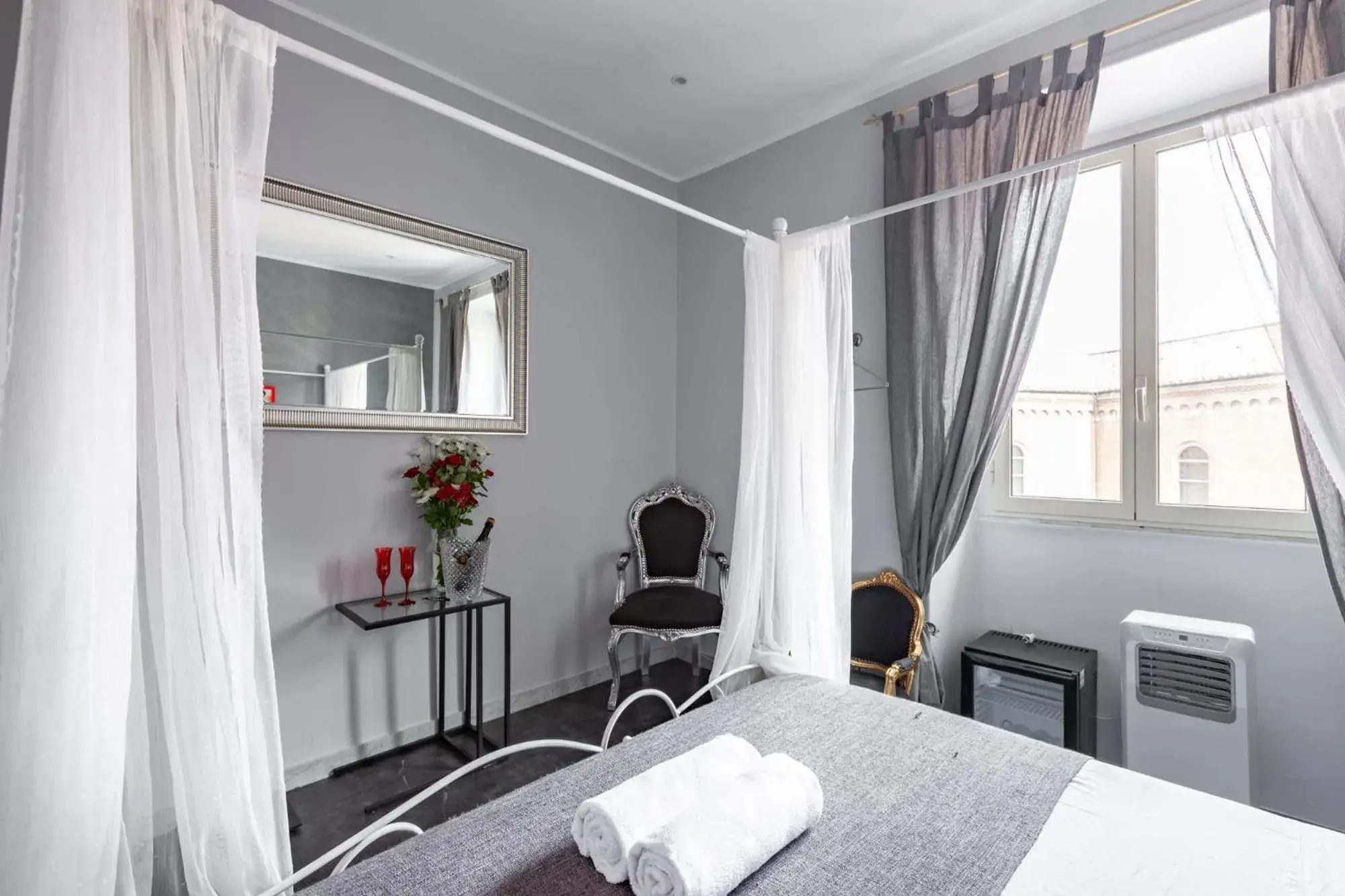 Double Room with Private Bathroom - single occupancy in Heart of San Lorenzo Double Room with Private Bathroom - single occupancy in Heart of San Lorenzo