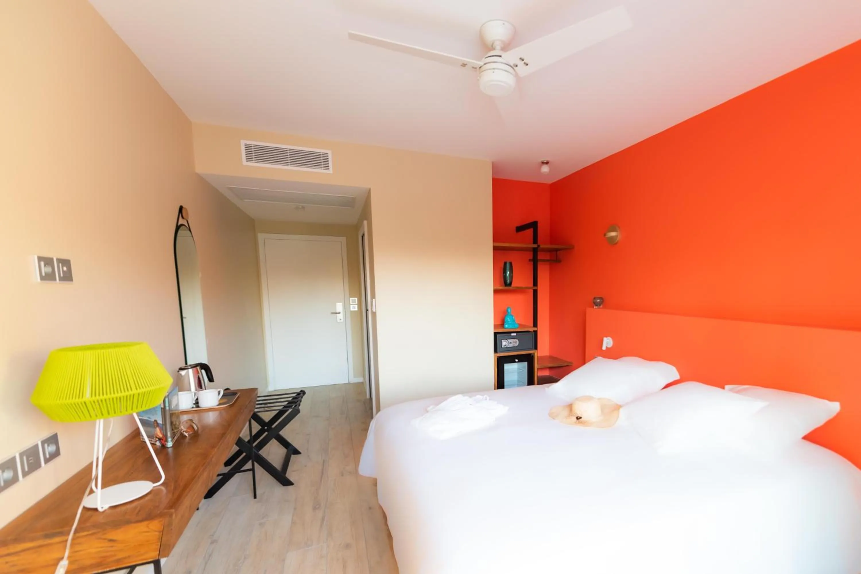 Photo of the whole room, Bed in Boutik Hôtel 2A - Adult Only