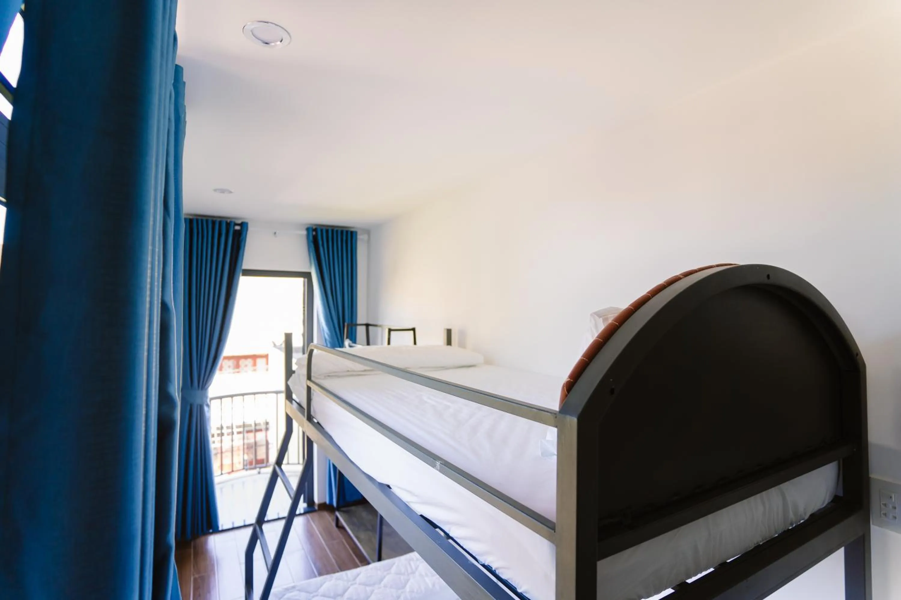 bunk bed, Bed in New World Hotel