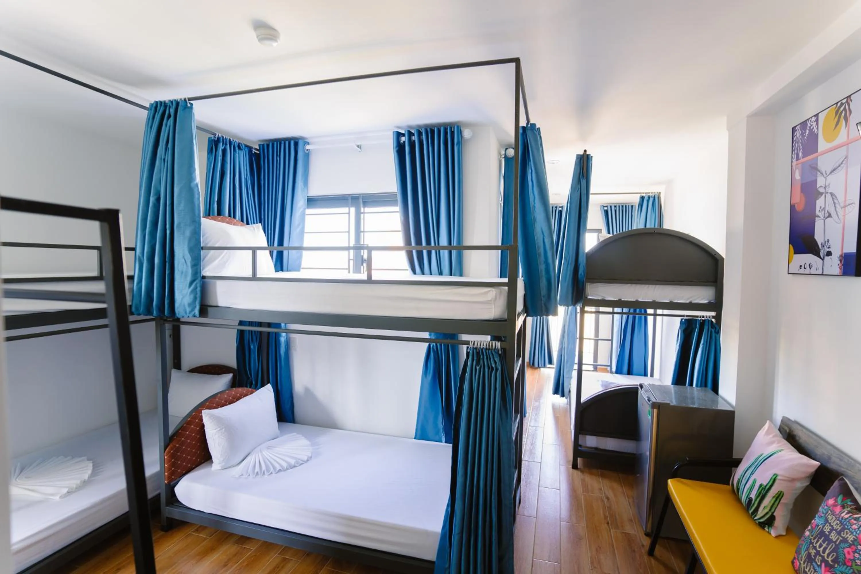 bunk bed, Bed in New World Hotel