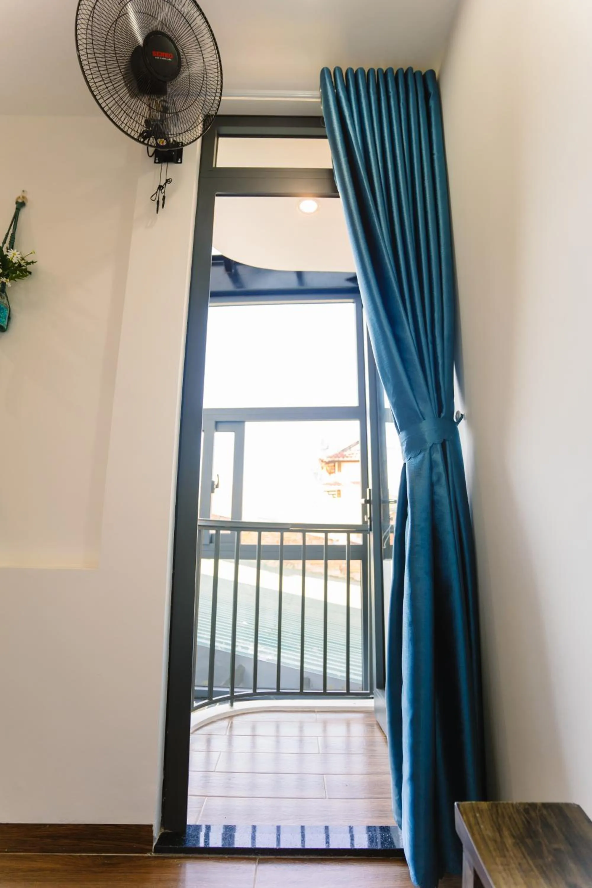 Balcony/Terrace, Bed in New World Hotel