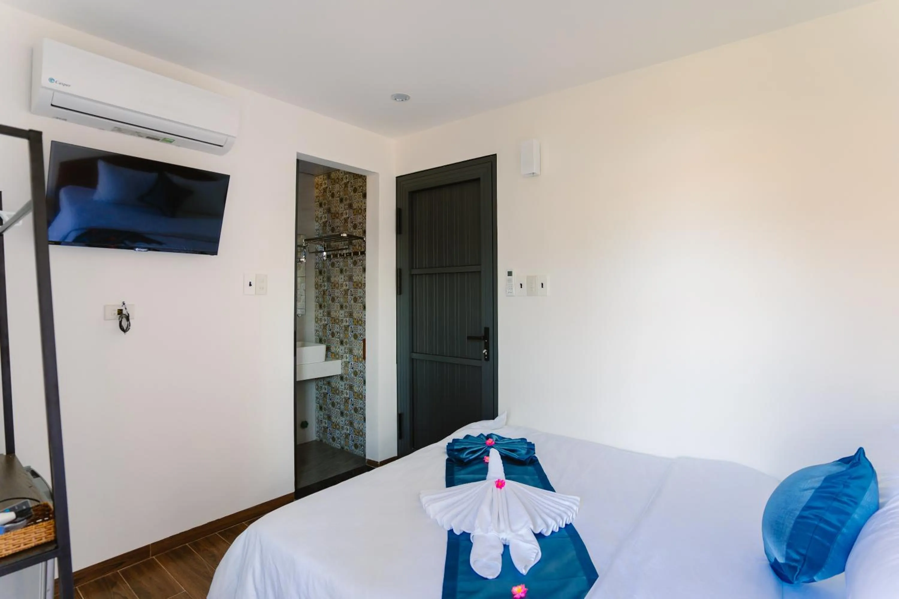 Communal lounge/ TV room, Bed in New World Hotel