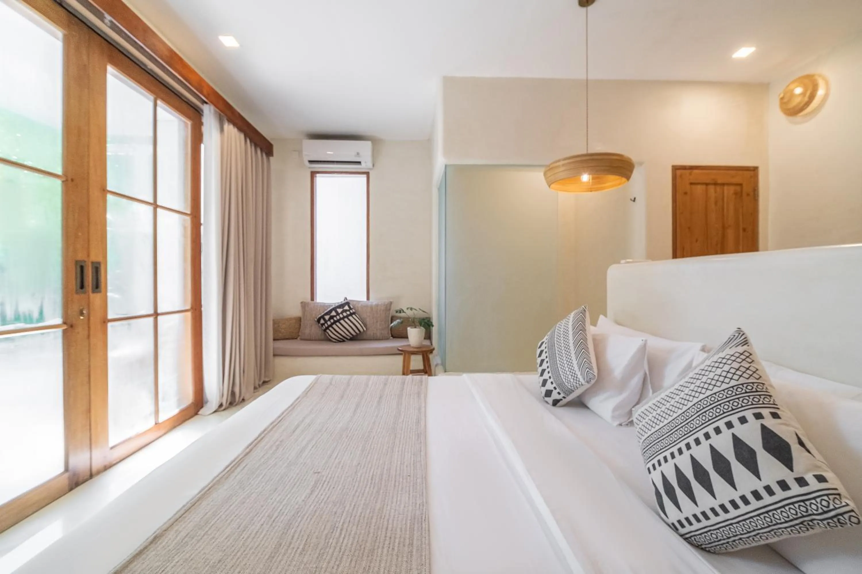 Living room, Bed in White Goose Boutique Hotel