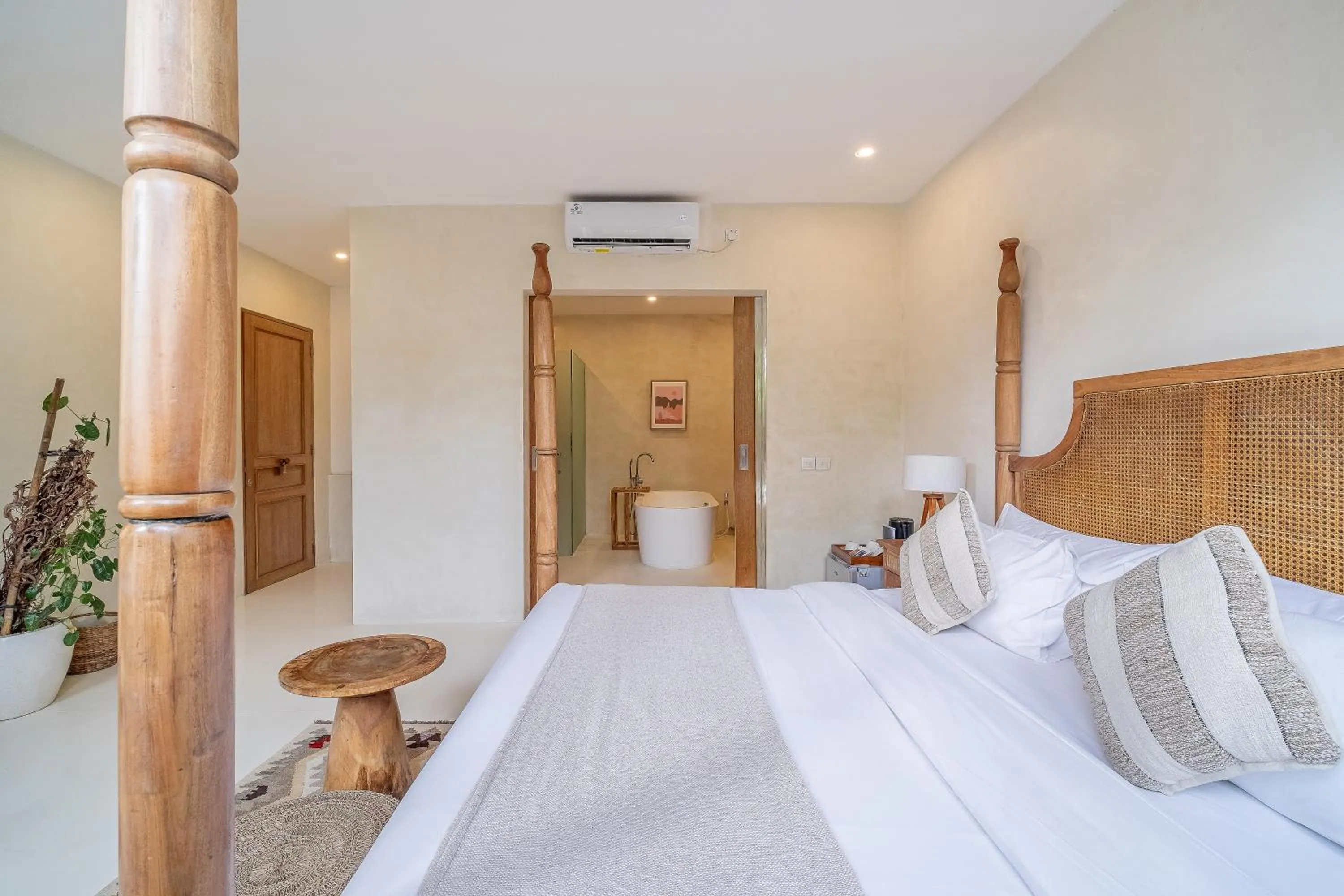 Photo of the whole room, Bed in White Goose Boutique Hotel