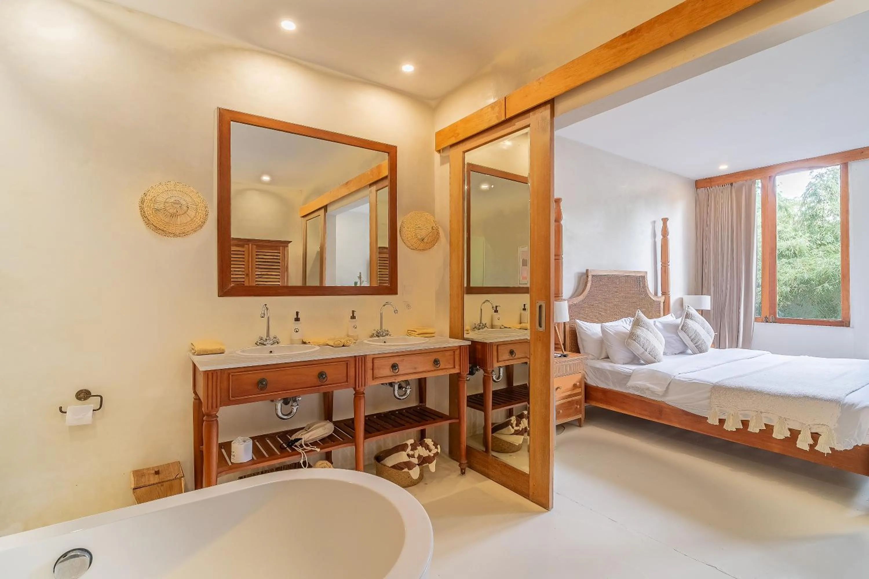Bathroom, Bed in White Goose Boutique Hotel