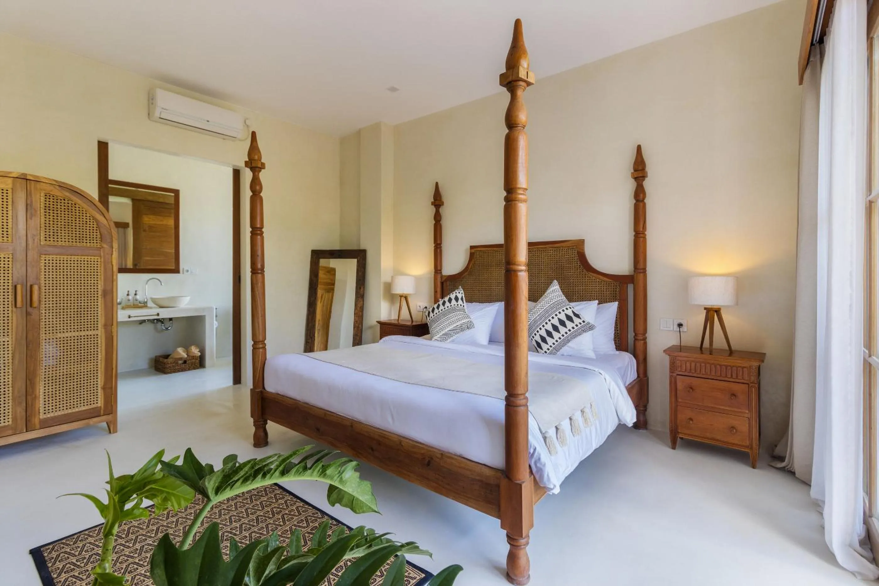 Bathroom, Bed in White Goose Boutique Hotel