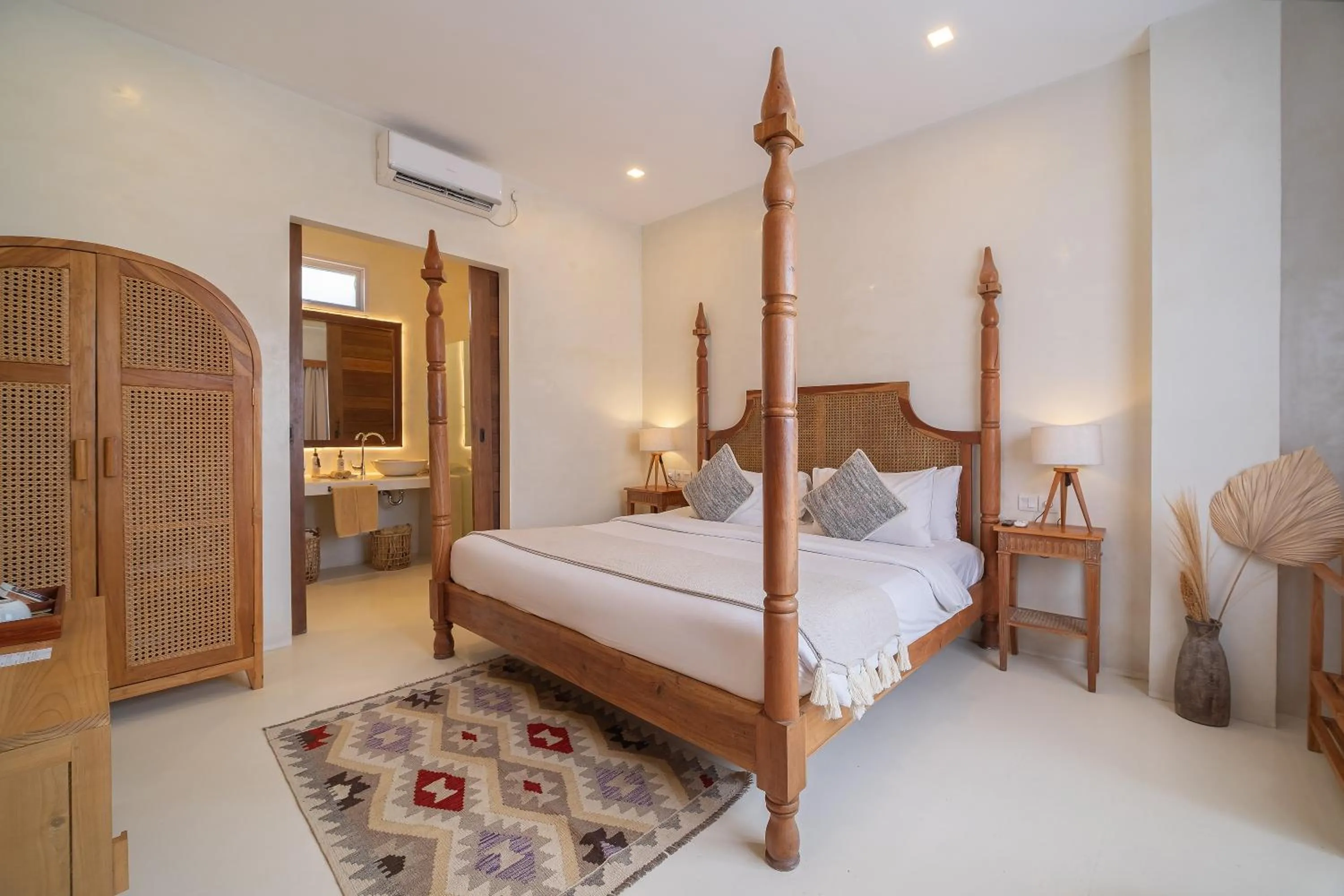 Photo of the whole room, Bed in White Goose Boutique Hotel