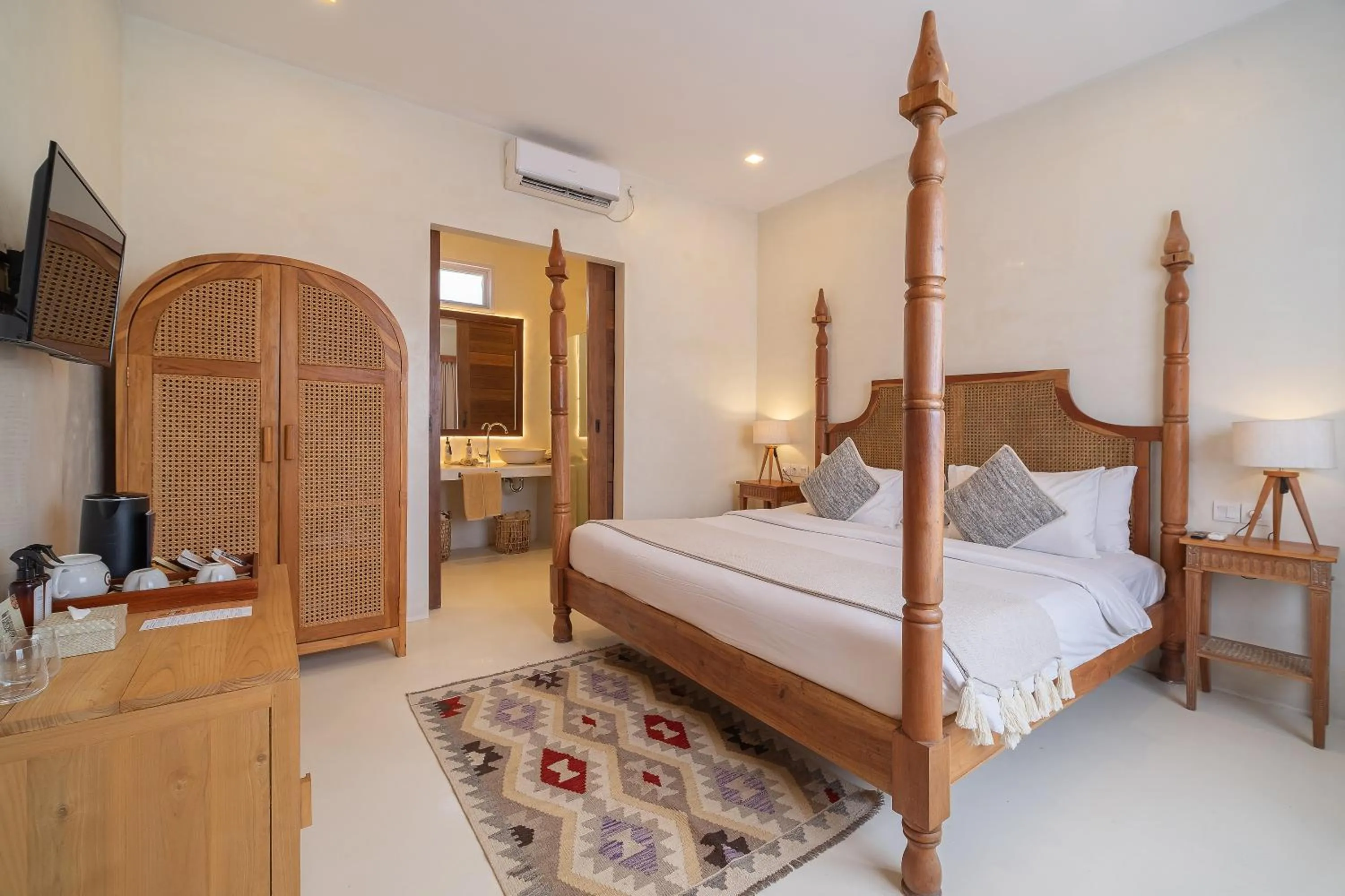 Photo of the whole room, Bed in White Goose Boutique Hotel