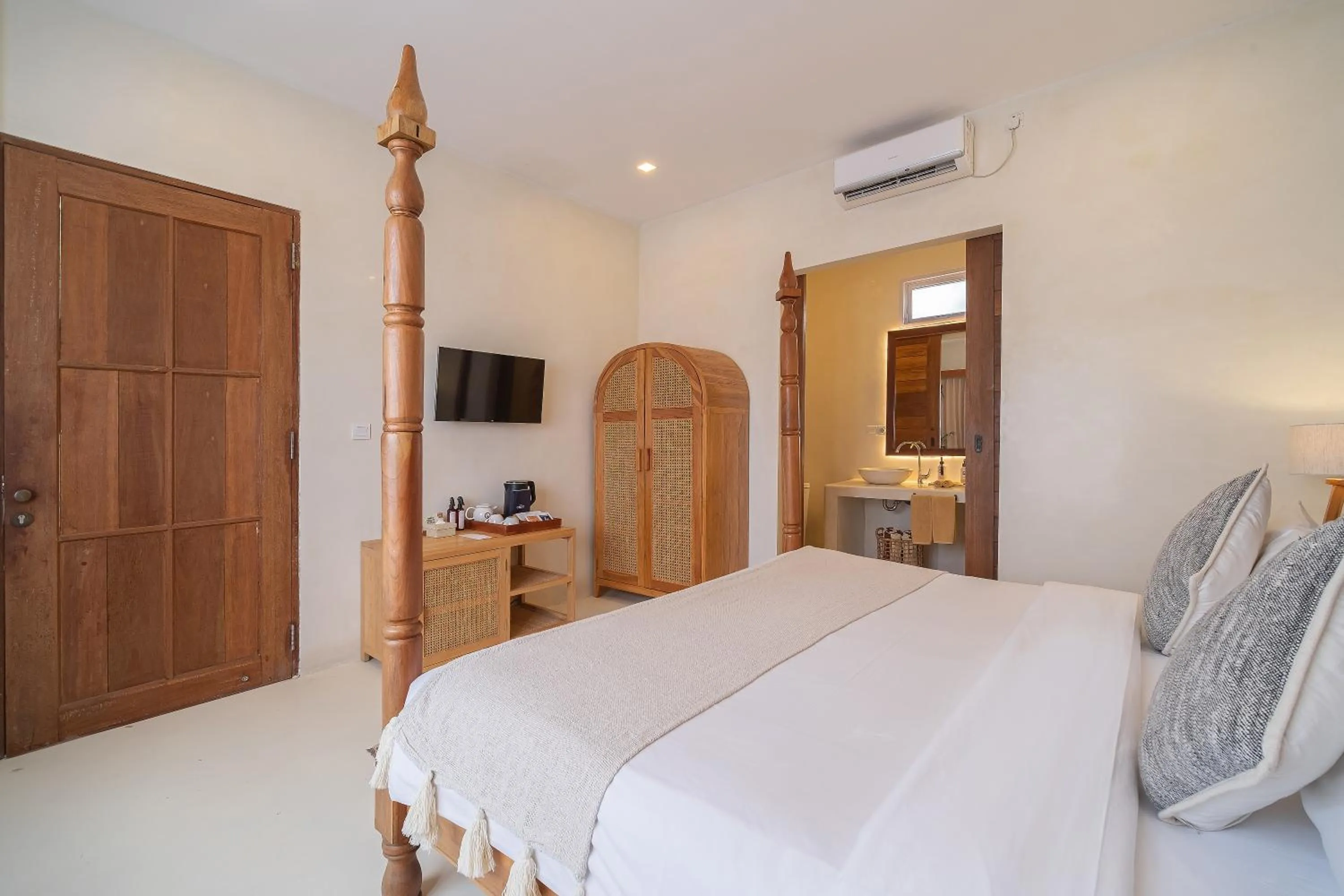 Photo of the whole room, Bed in White Goose Boutique Hotel