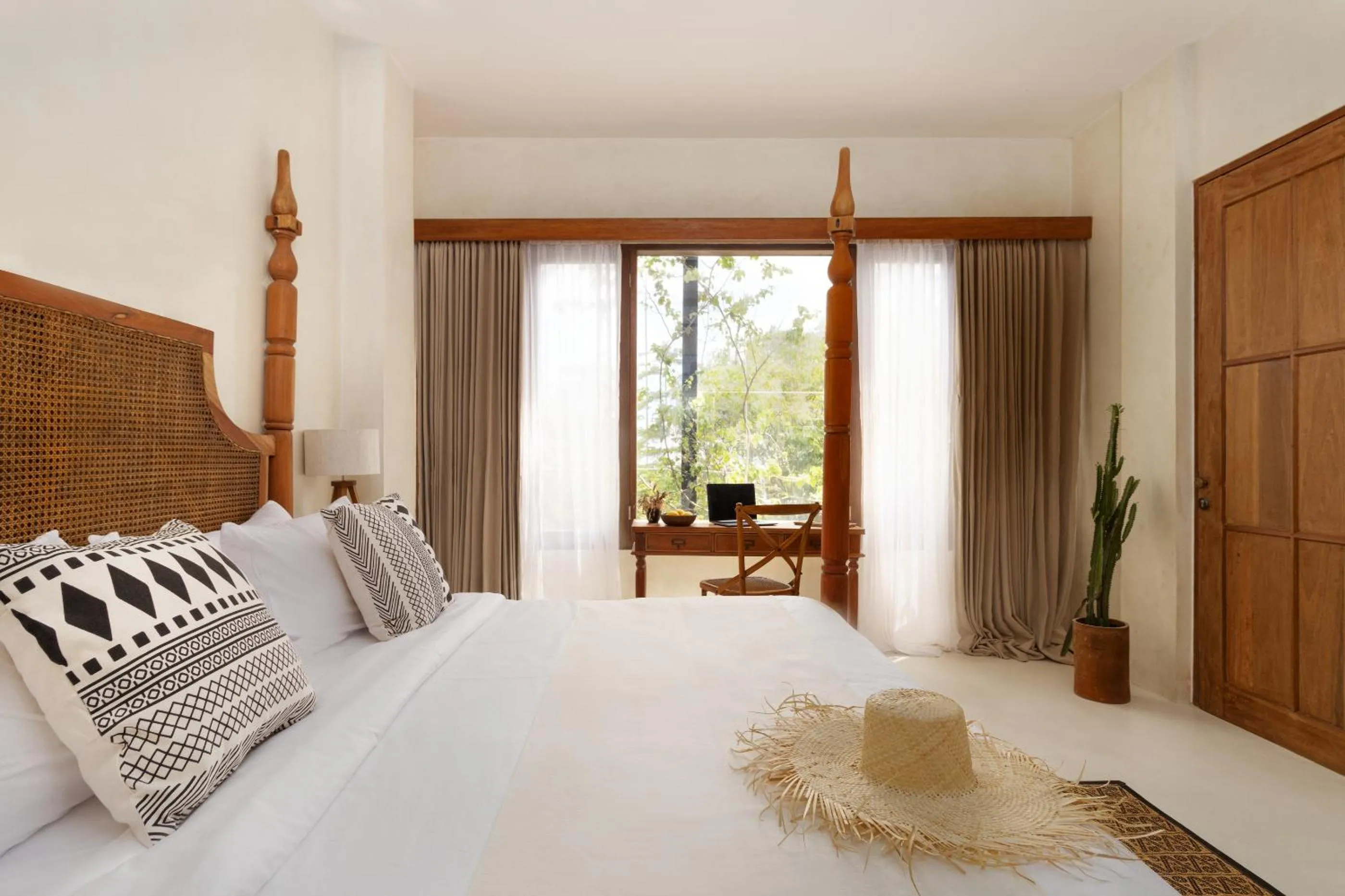 Photo of the whole room, Bed in White Goose Boutique Hotel