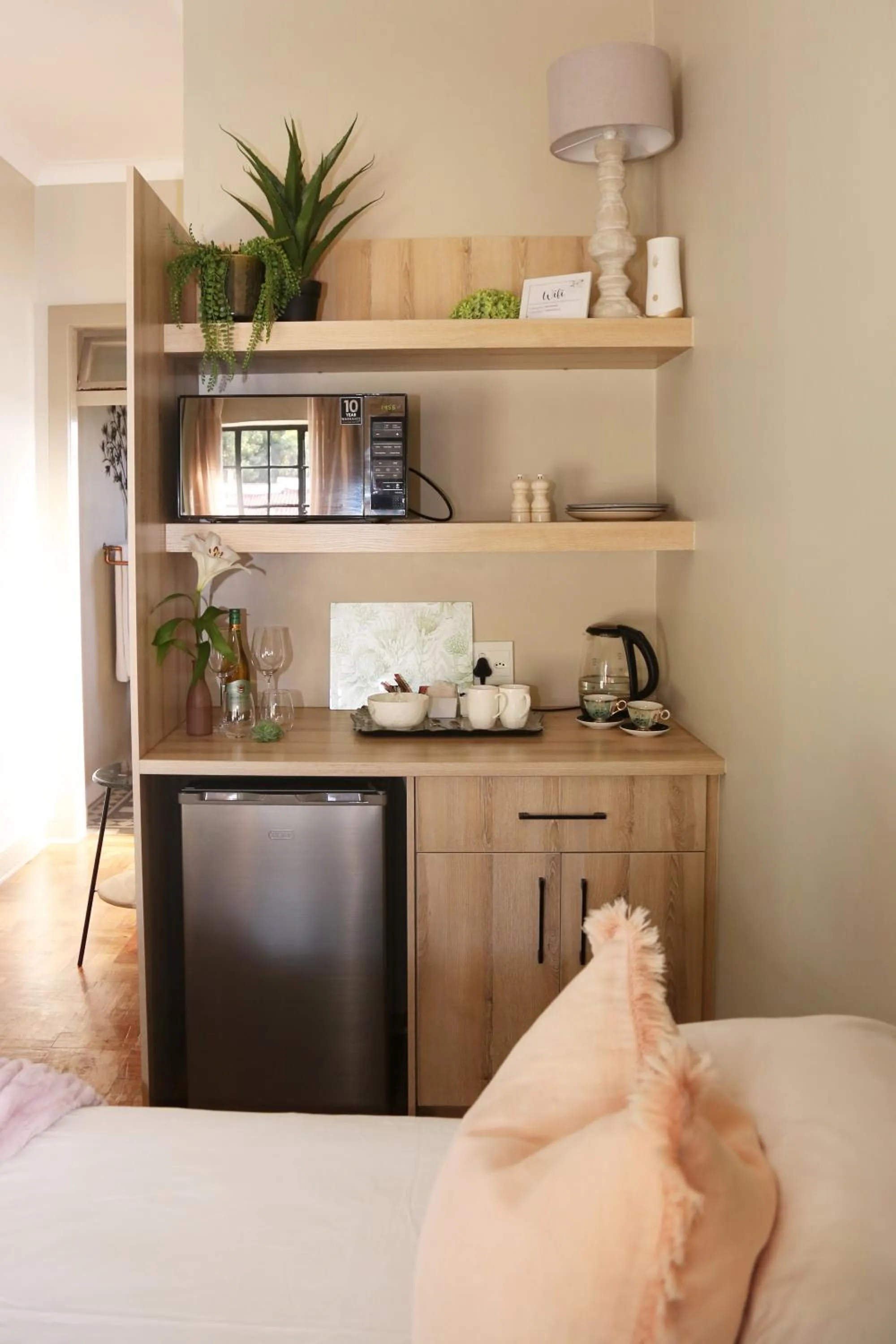 Kitchen or kitchenette, Bed in Ben's Bed and Breakfast