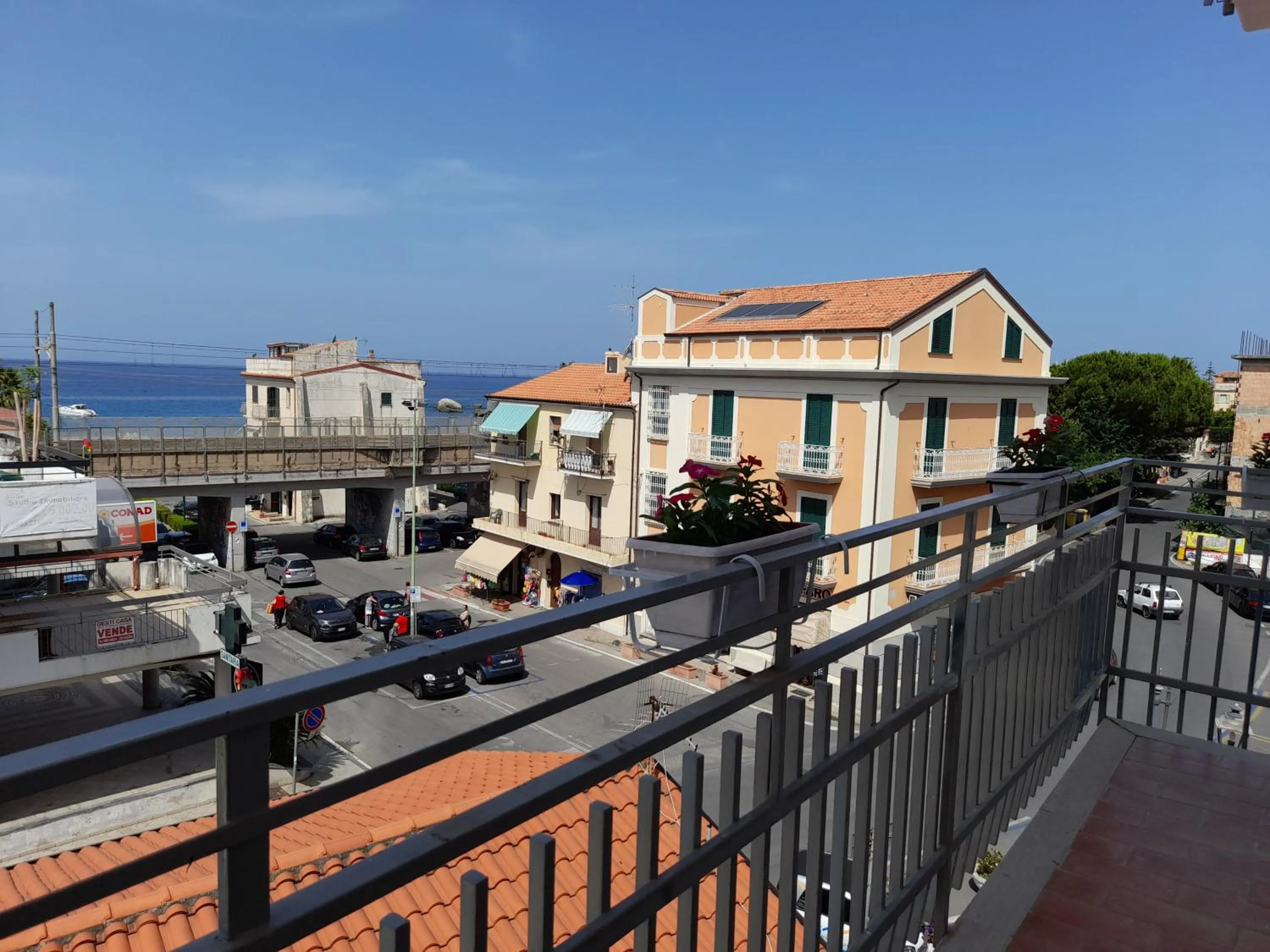 Quiet street view in Ely Sea