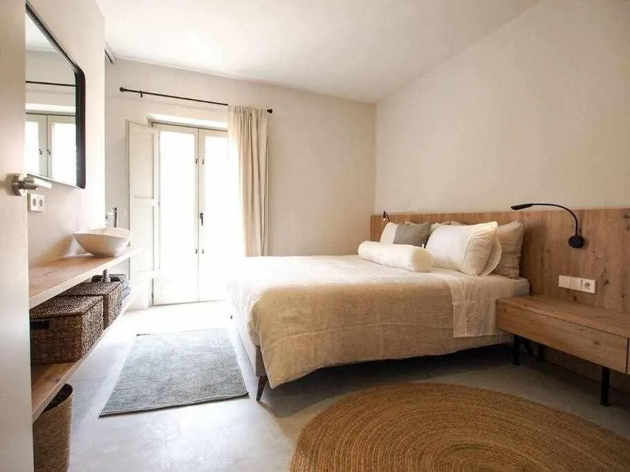 Bed in Velo Vern 3- Luxury penthouse w views of city wall