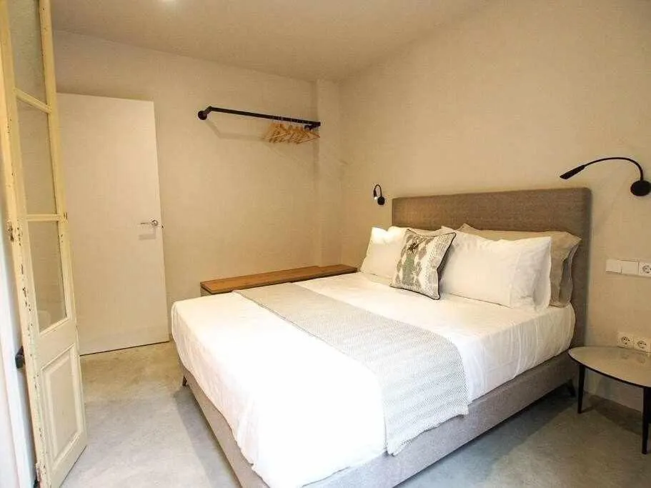 Bed in Velo Vern 3- Luxury penthouse w views of city wall