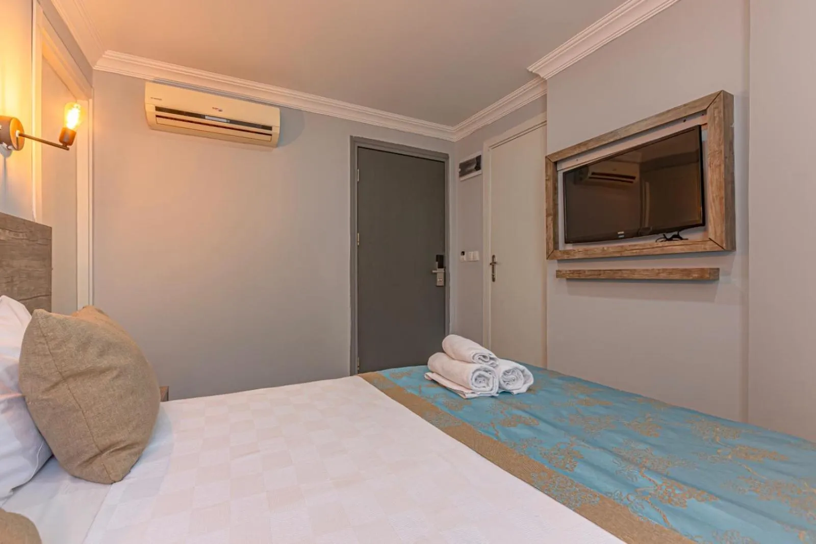 Bed in Seven City Hotel