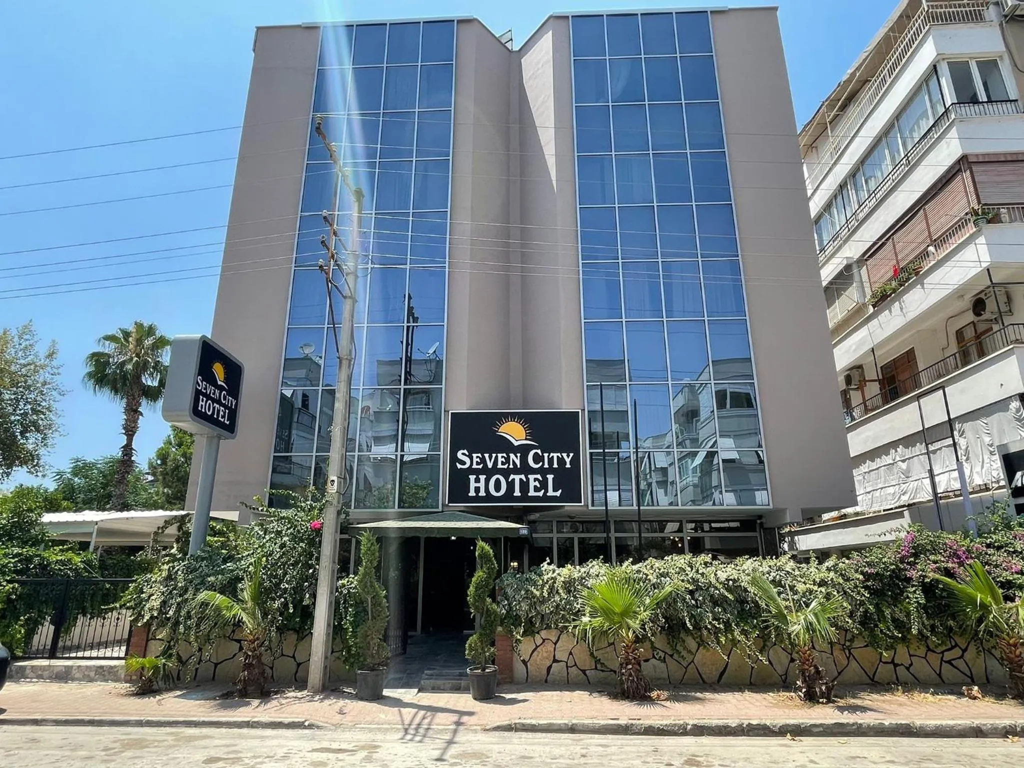 Facade/entrance in Seven City Hotel