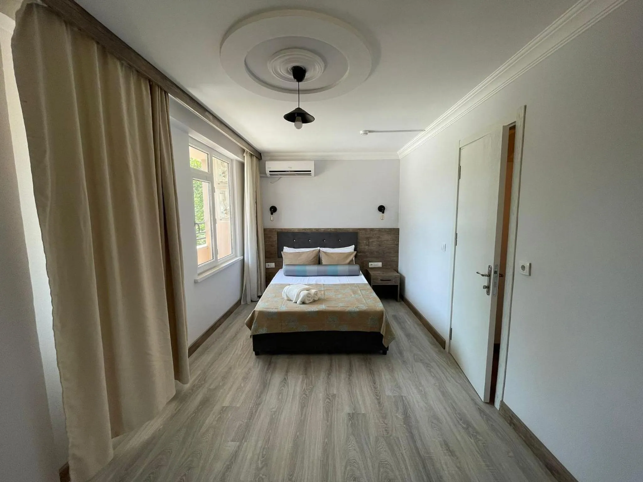 Bedroom, Bed in Seven City Hotel