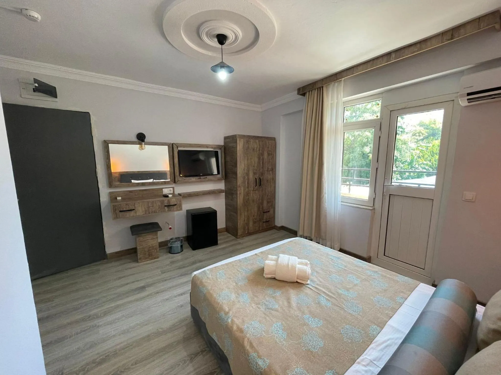 Photo of the whole room, Bed in Seven City Hotel