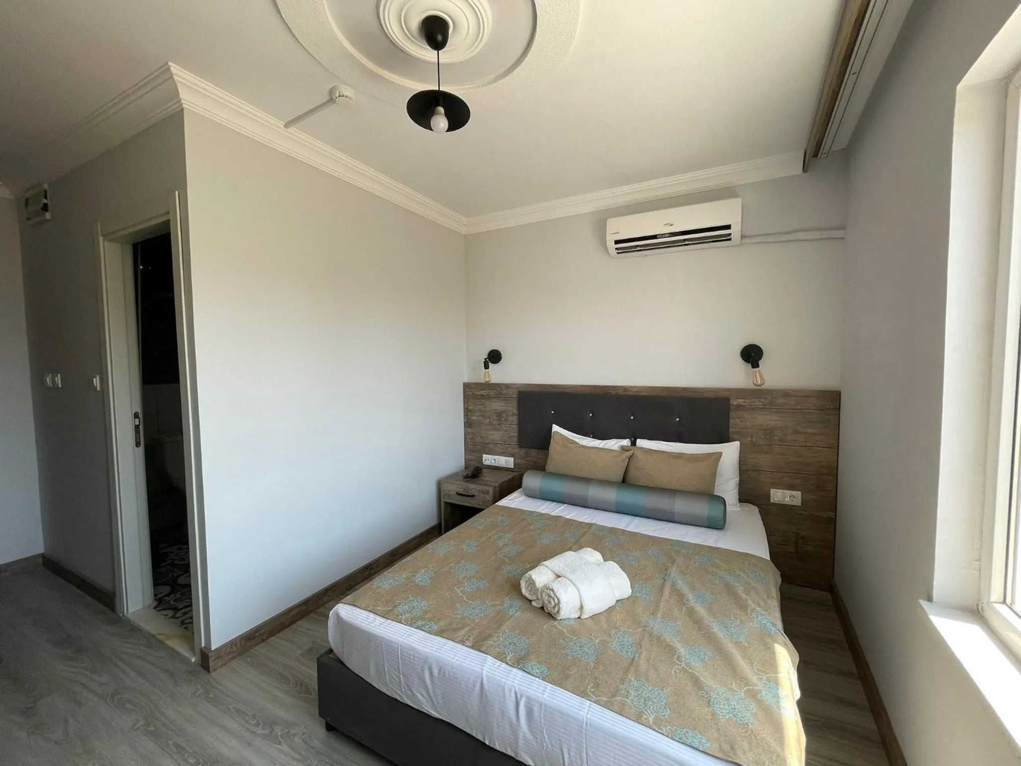 Photo of the whole room, Bed in Seven City Hotel