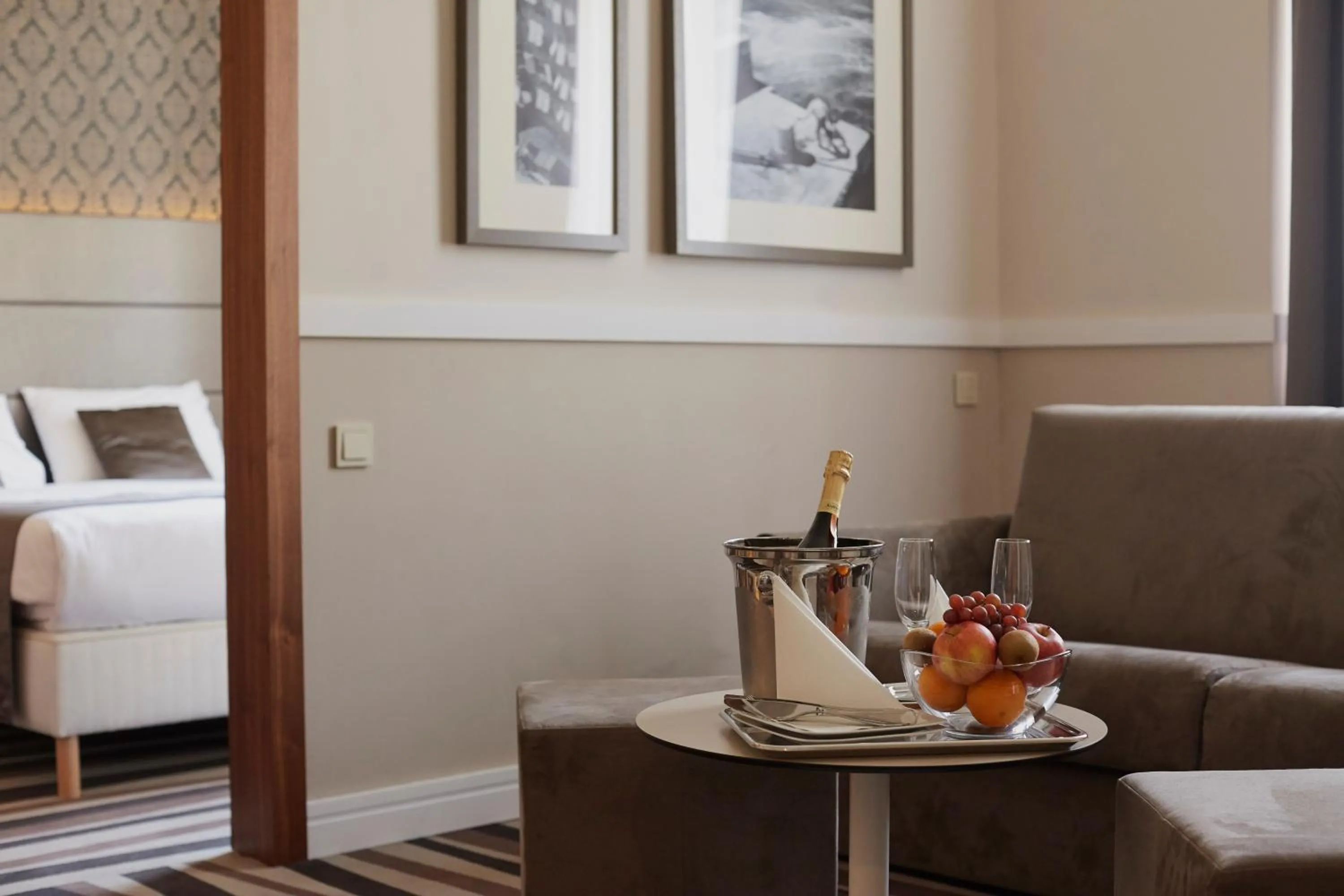 Living room, Bed in Hotel Central Basilica