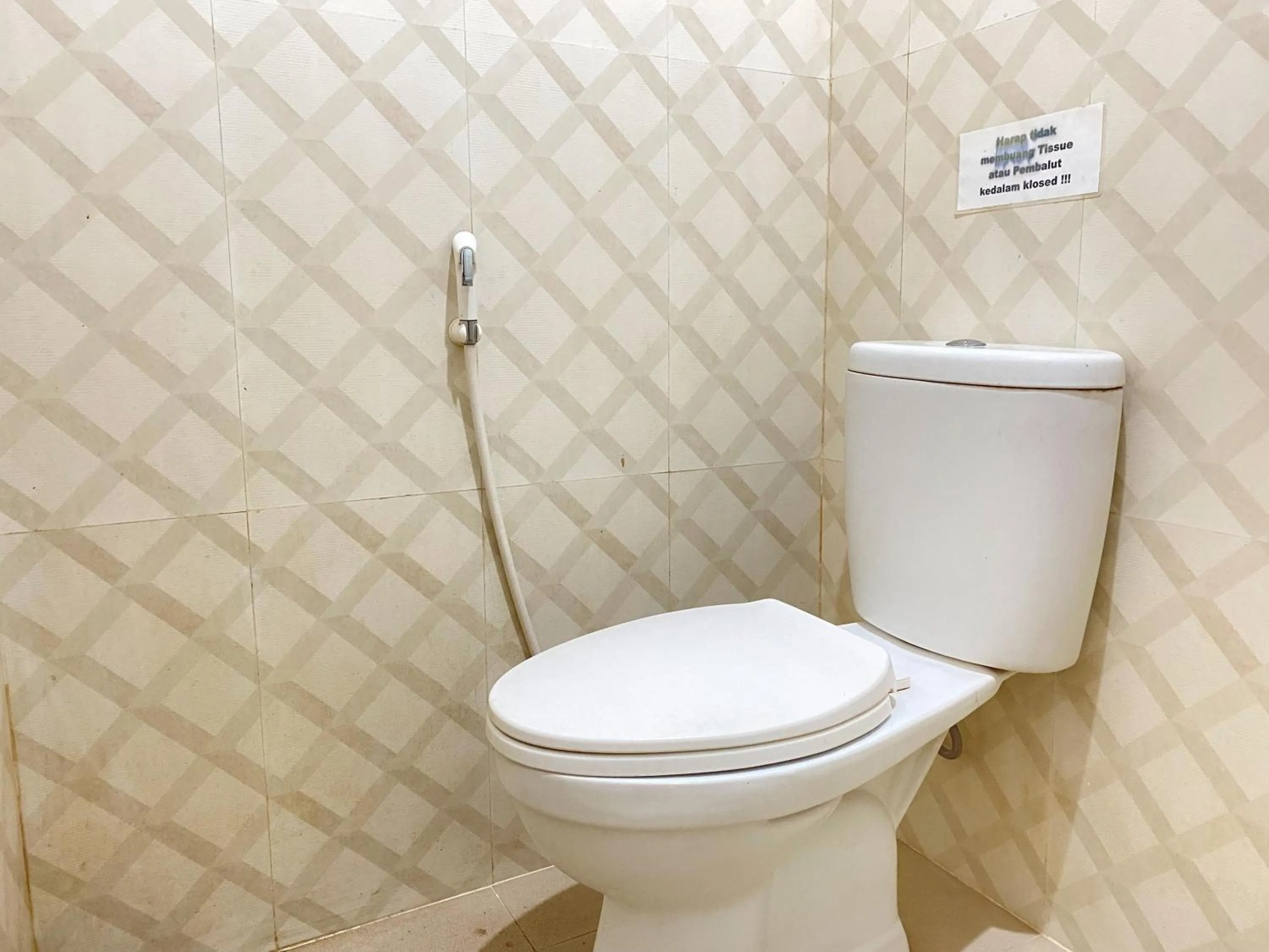 Bathroom in RedDoorz At Homestay Madu Makassar