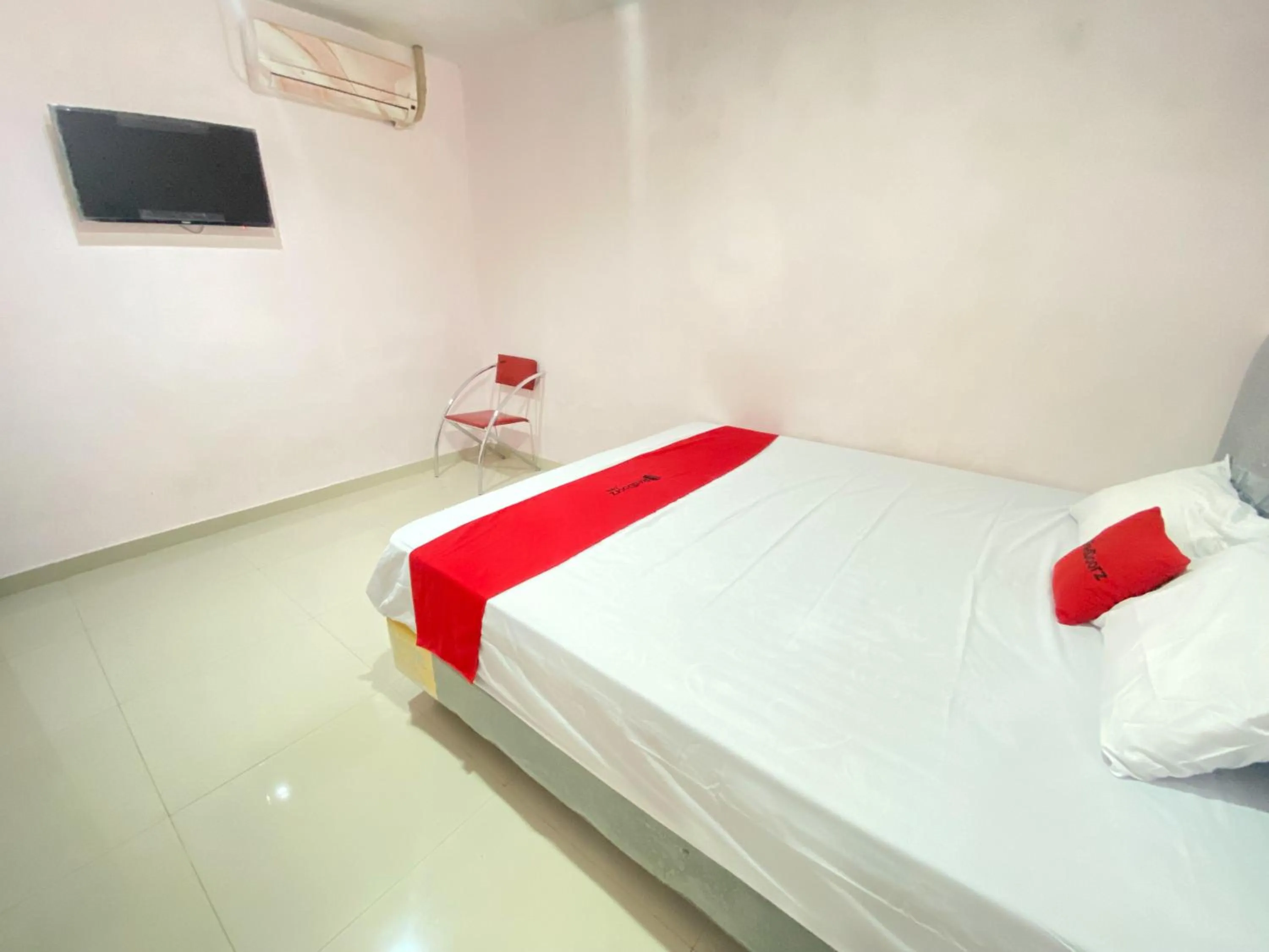 Bed in RedDoorz At Homestay Madu Makassar