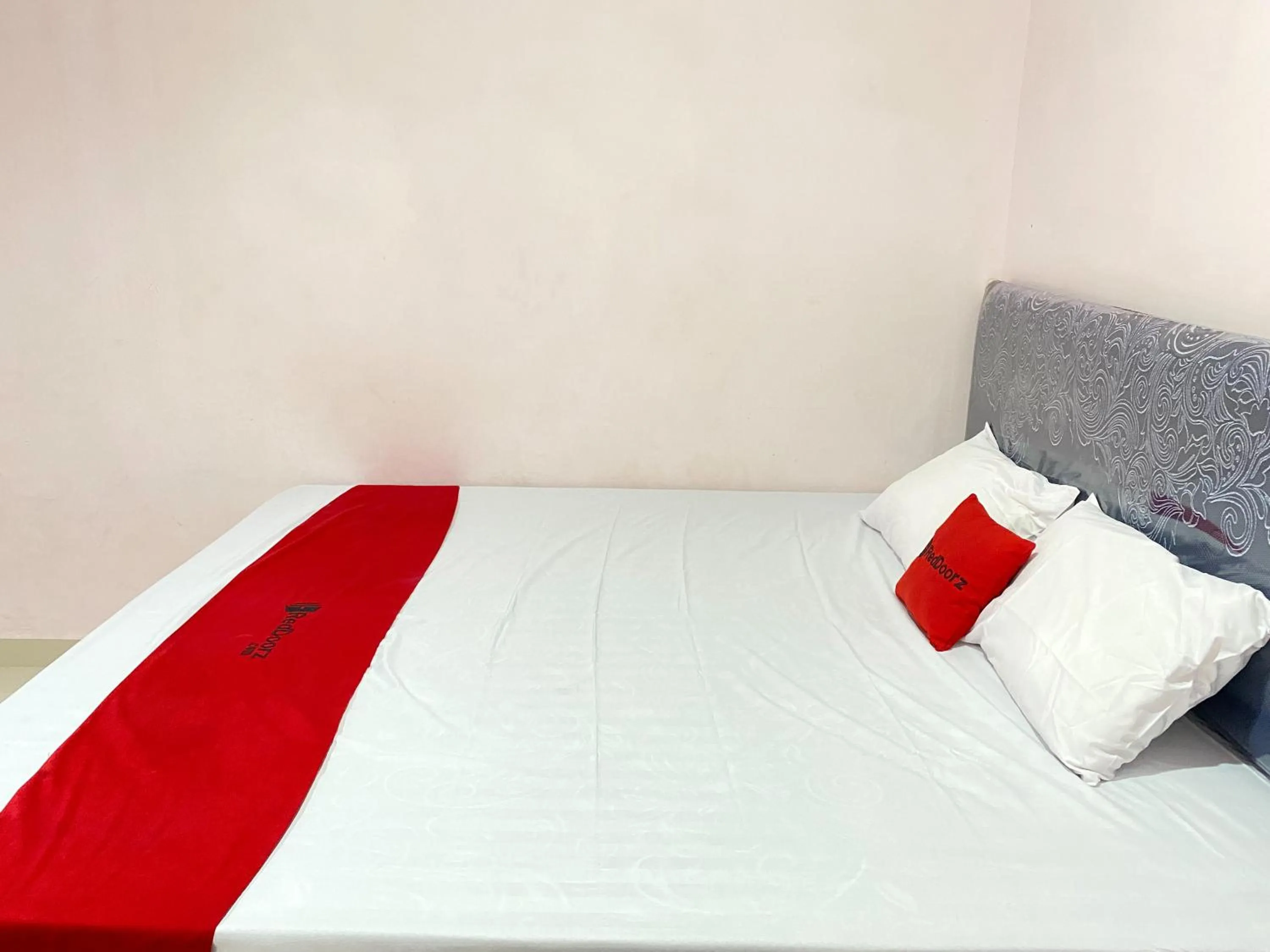 Bed in RedDoorz At Homestay Madu Makassar