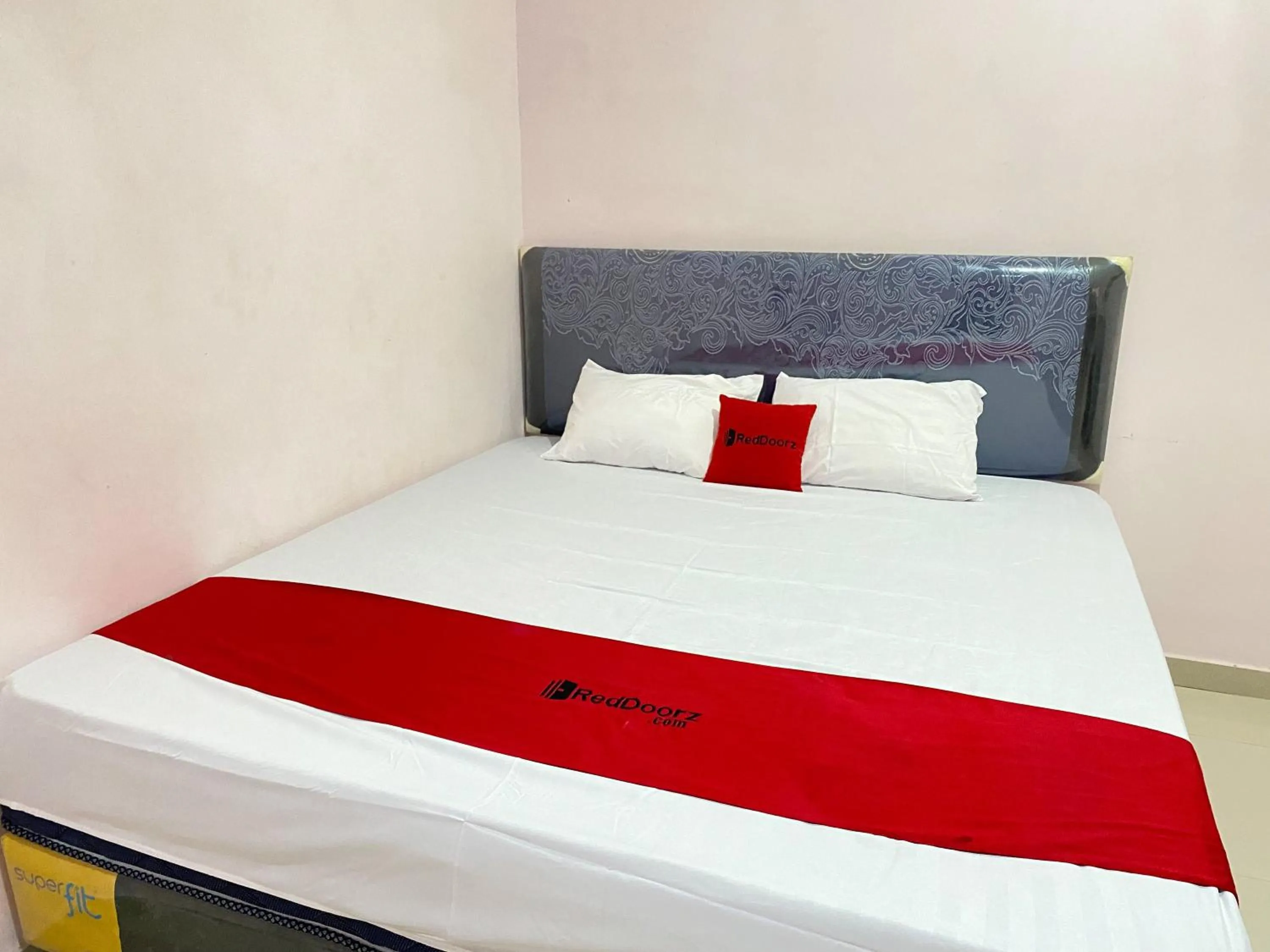 Bed in RedDoorz At Homestay Madu Makassar