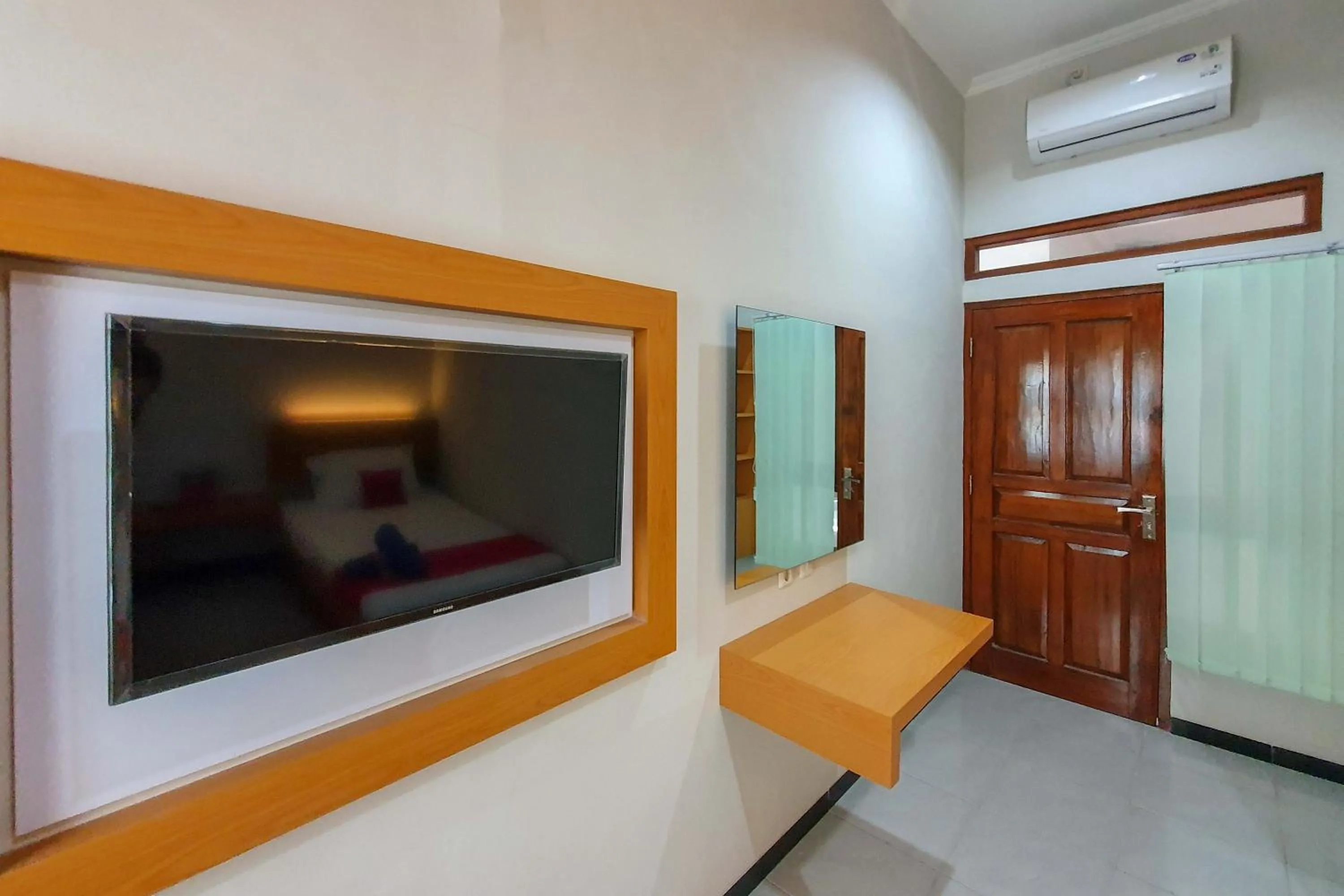 TV and multimedia in RedDoorz Syariah near Solo Paragon Mall 2