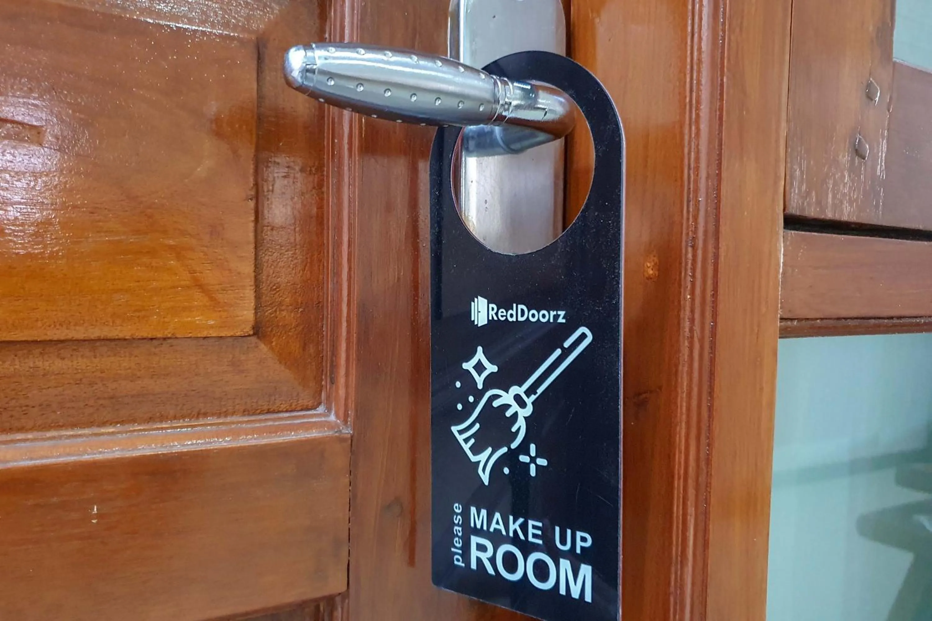 Property logo or sign in RedDoorz Syariah near Solo Paragon Mall 2