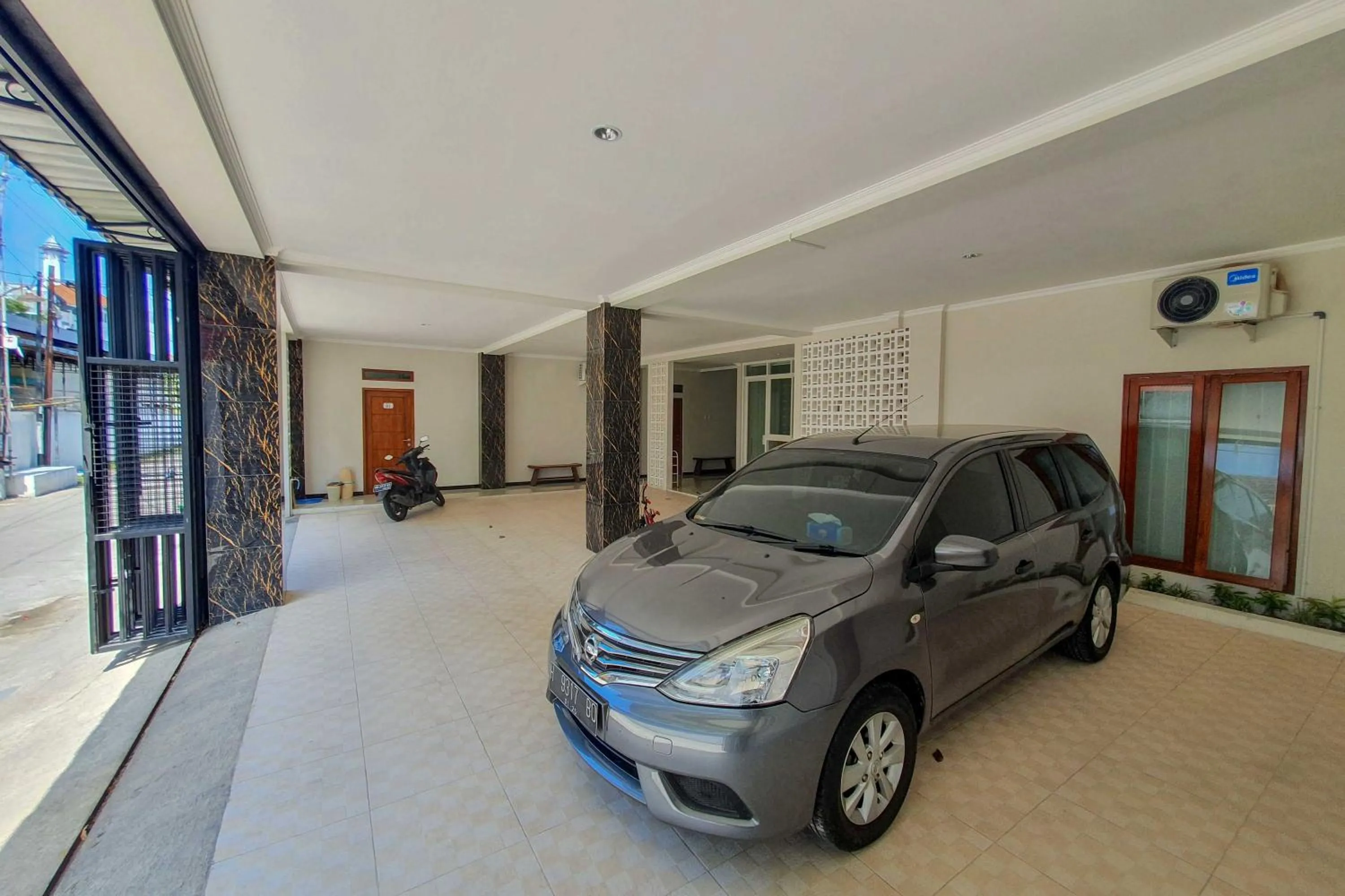 Parking in RedDoorz Syariah near Solo Paragon Mall 2