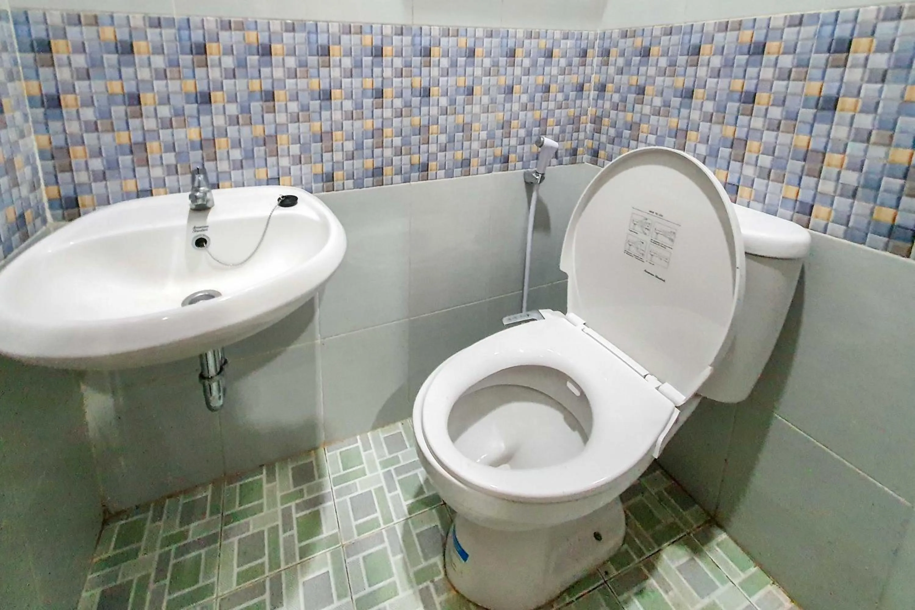 Bathroom in RedDoorz Syariah near Solo Paragon Mall 2