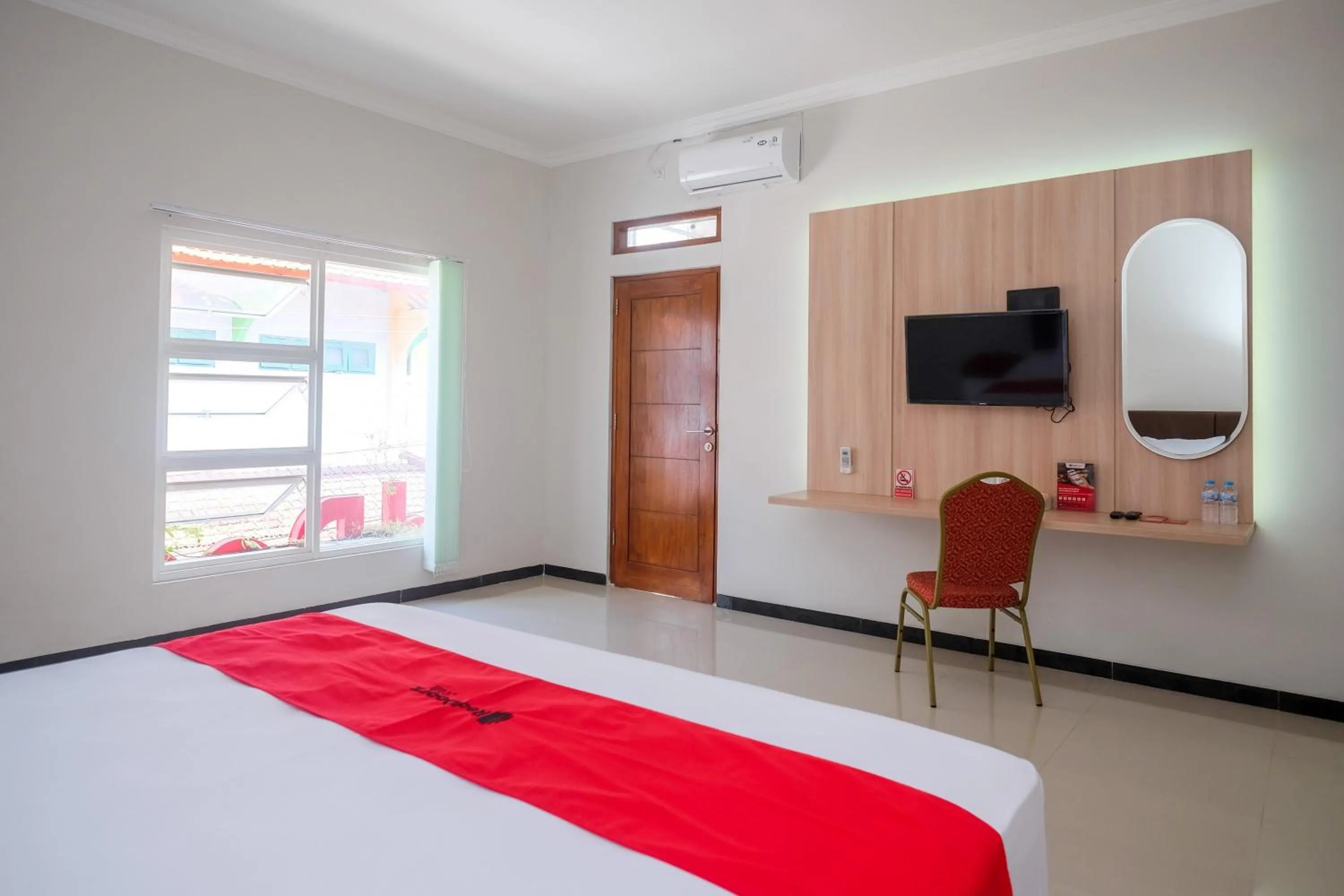 Bedroom in RedDoorz Syariah near Solo Paragon Mall 2
