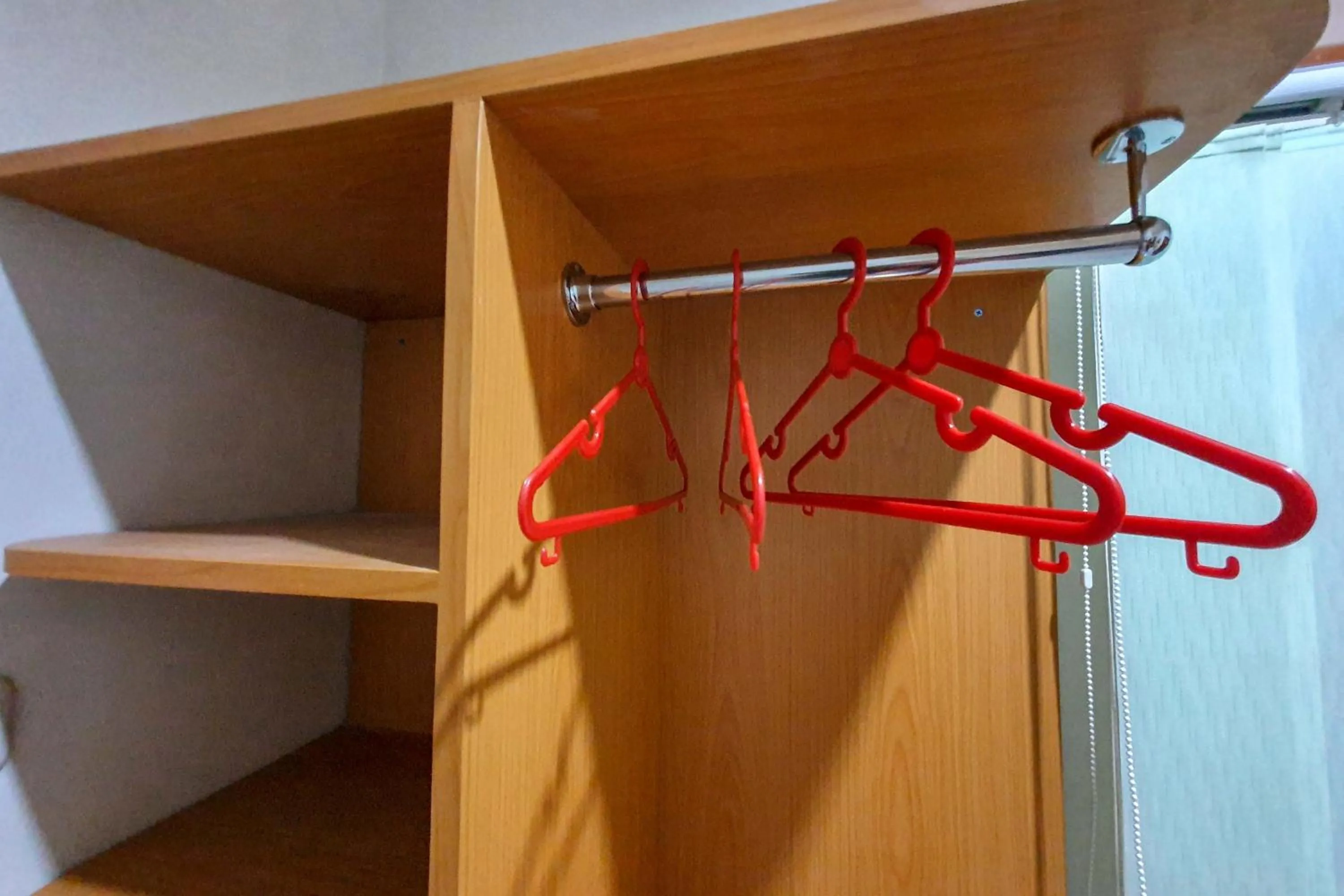 wardrobe in RedDoorz Syariah near Solo Paragon Mall 2