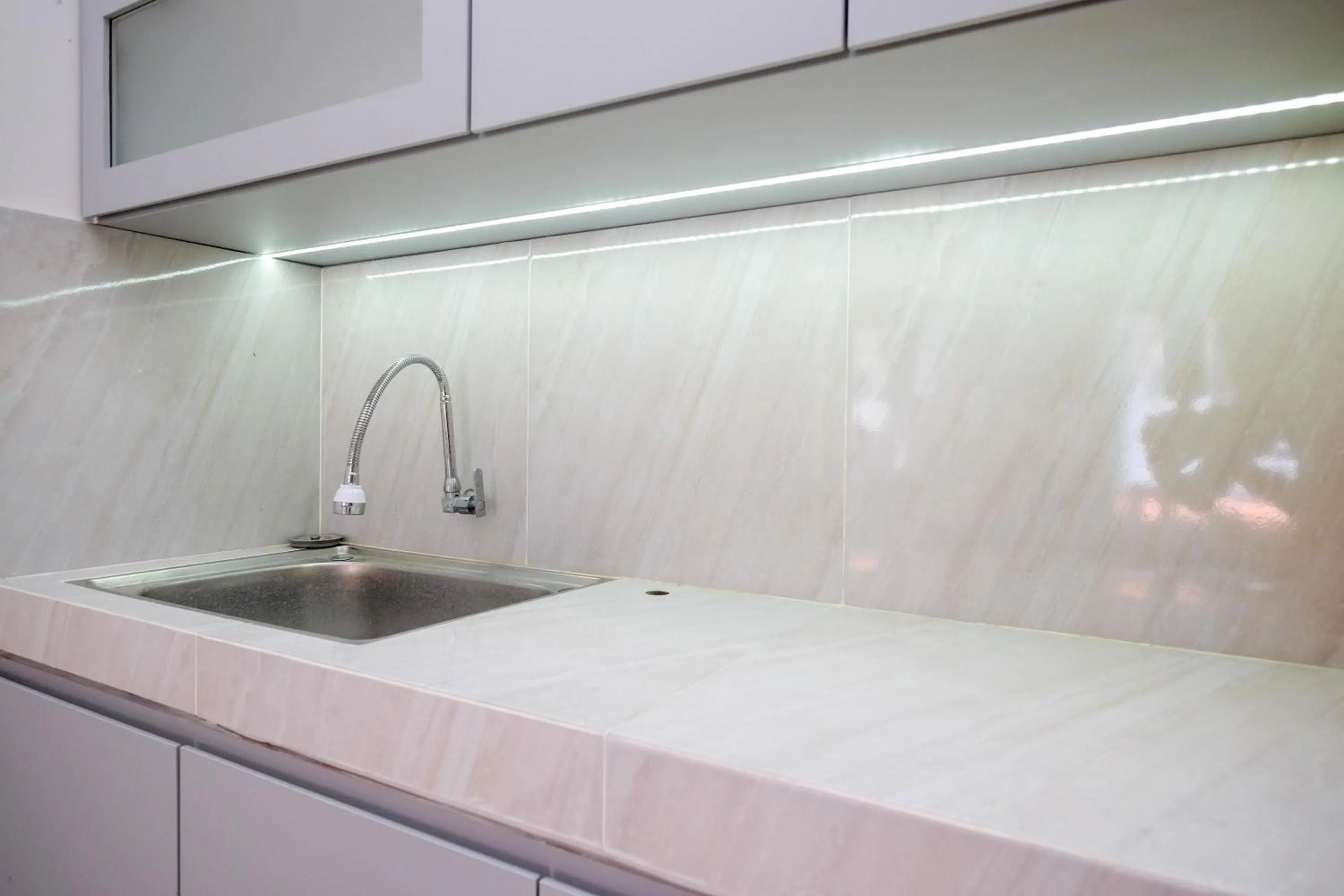 Kitchen or kitchenette in RedDoorz Syariah near Solo Paragon Mall 2