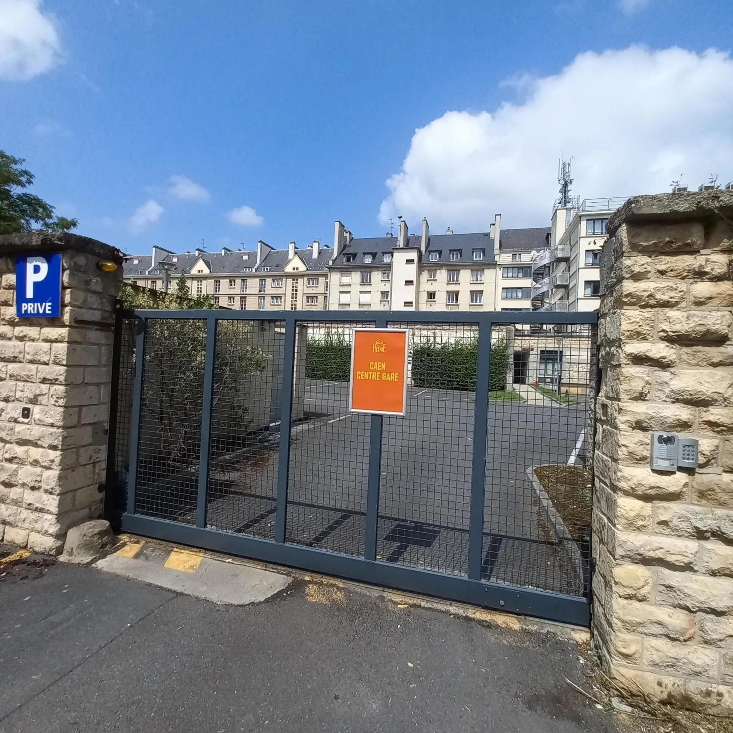 Parking in B&B HOME Caen Centre Gare