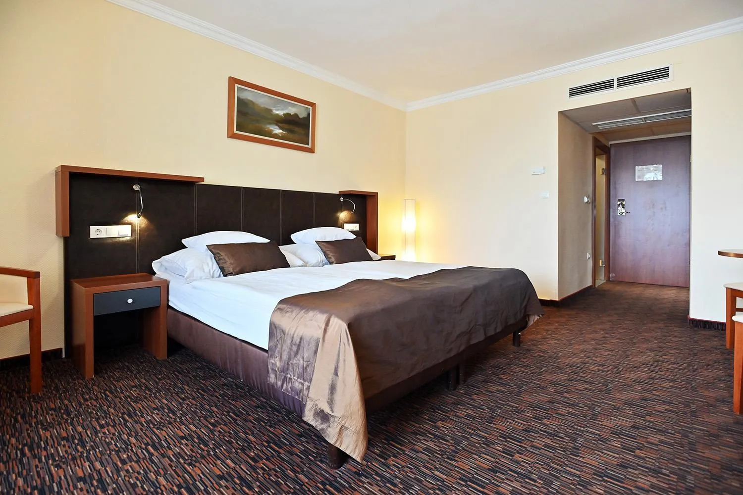 Bed in Hotel Eger & Park