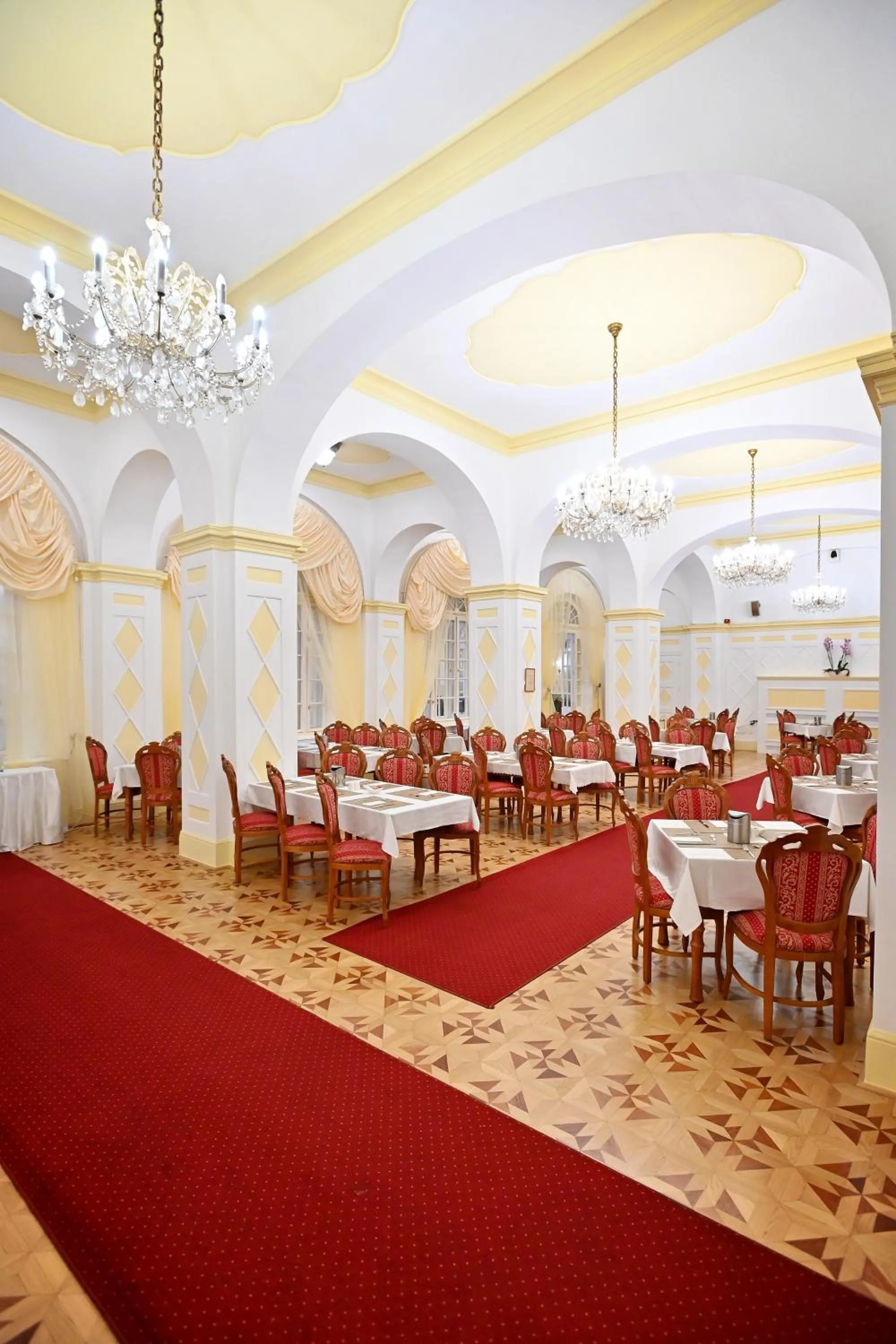 Restaurant/places to eat in Hotel Eger & Park
