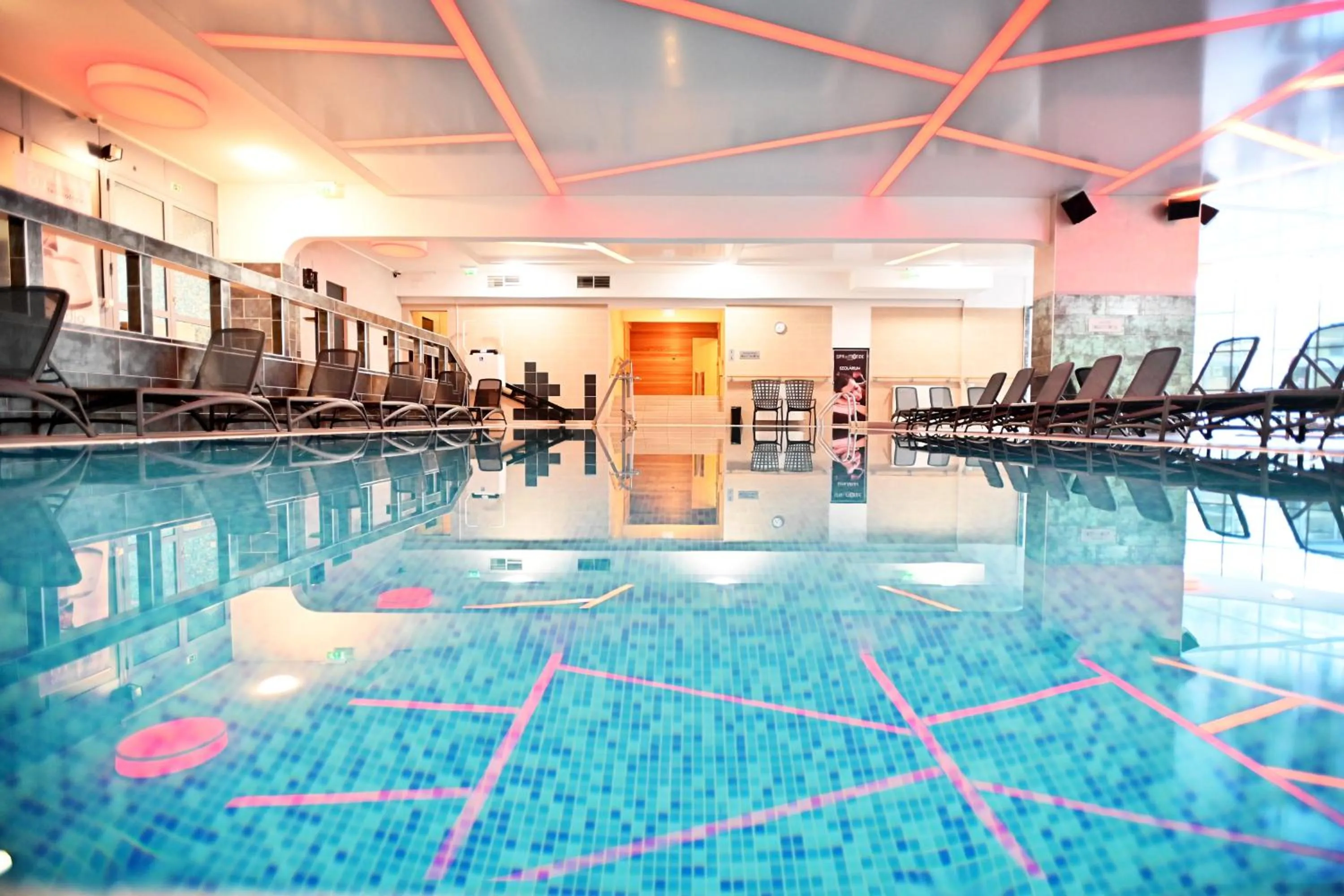 Swimming pool in Hotel Eger & Park