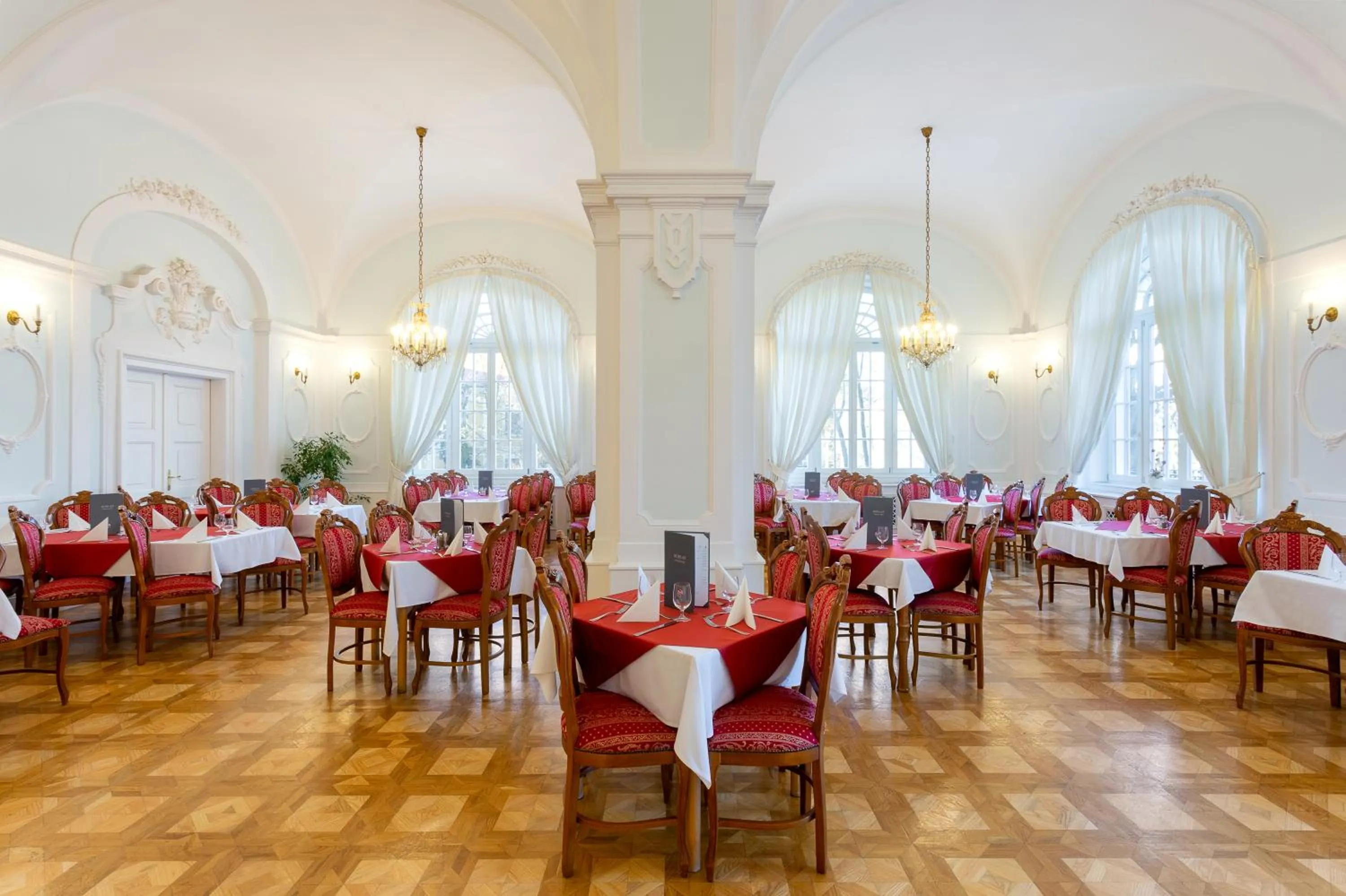 Restaurant/places to eat in Hotel Eger & Park
