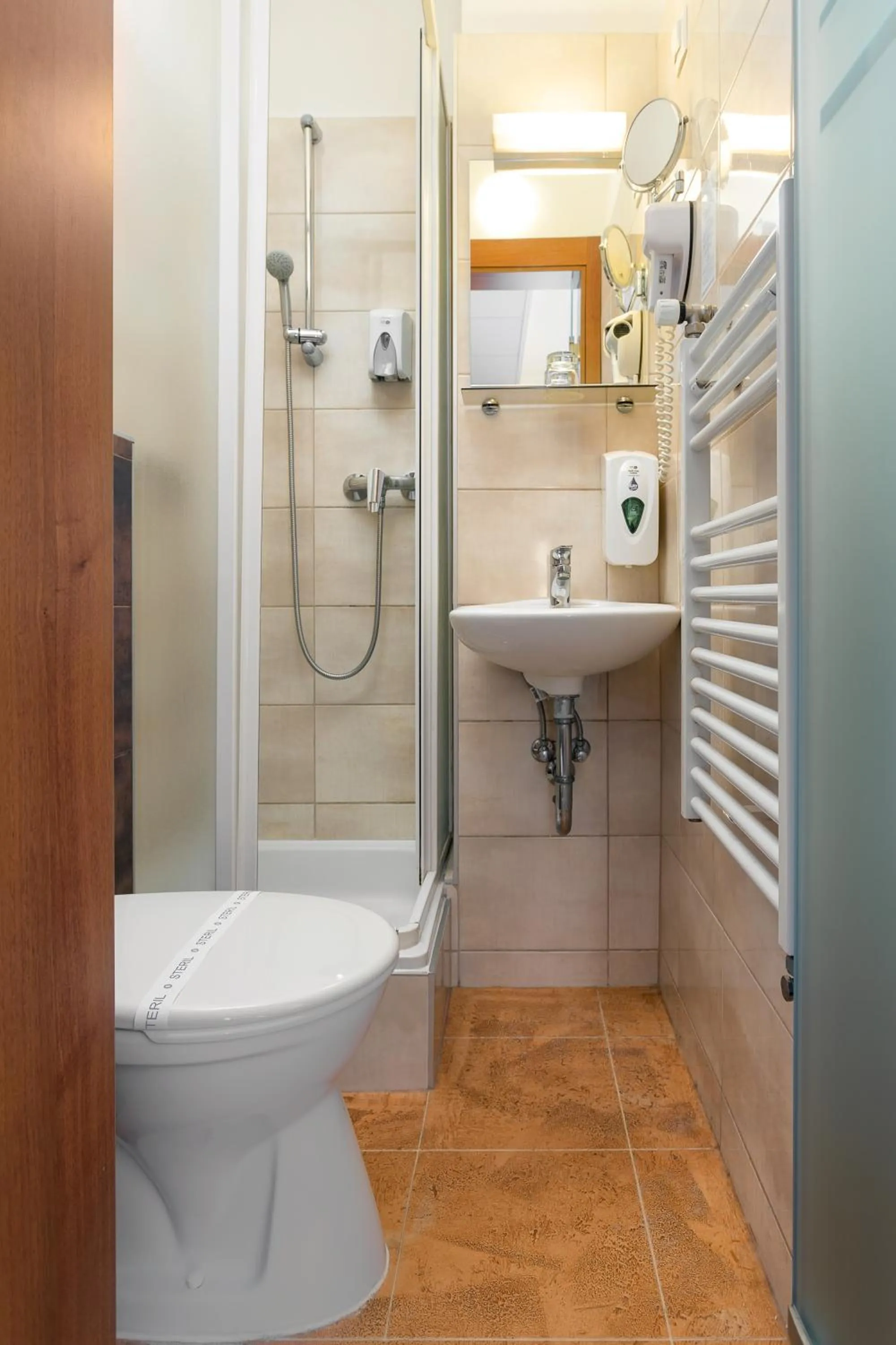 Shower in Hotel Eger & Park