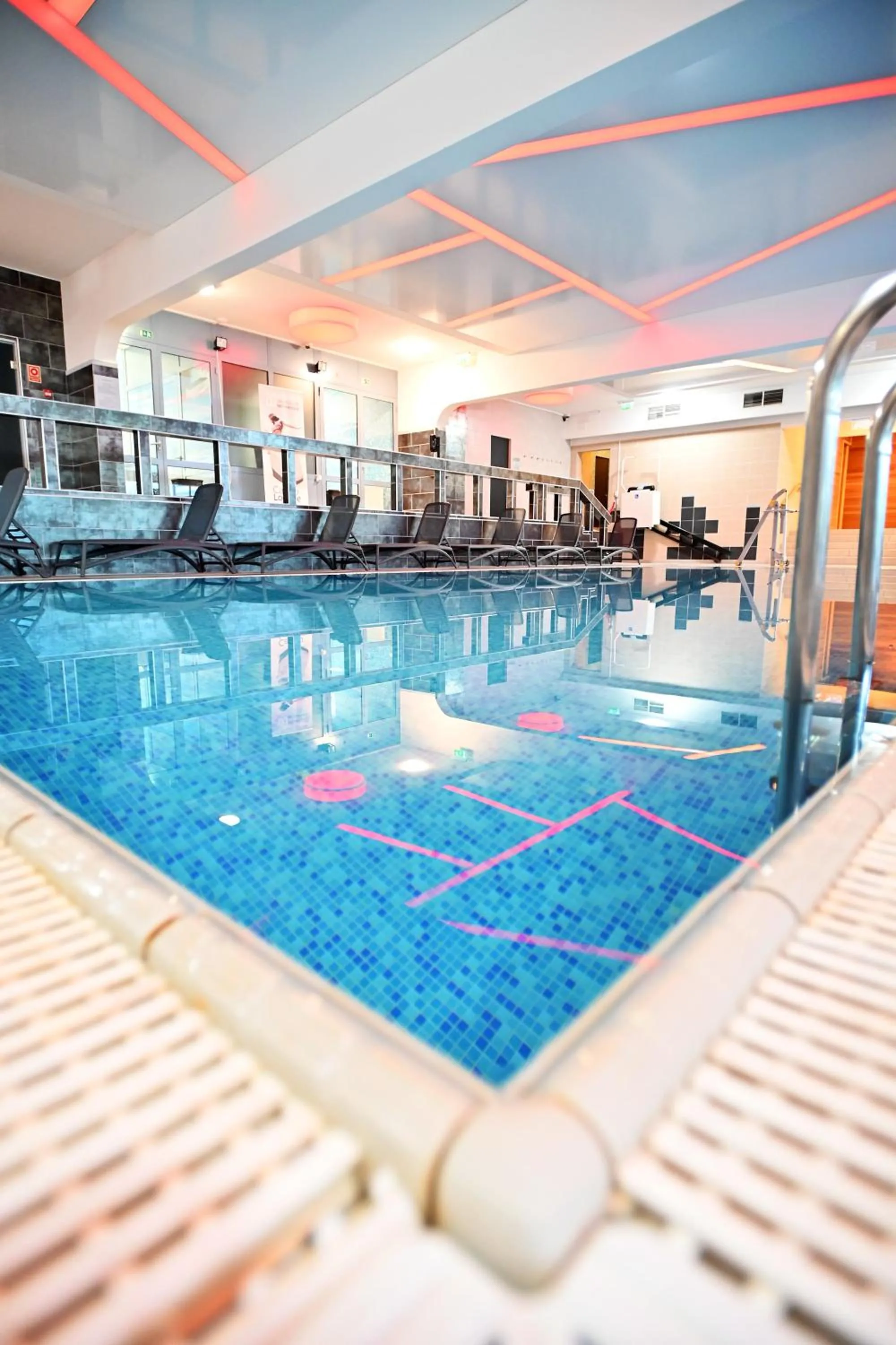 Swimming pool in Hotel Eger & Park
